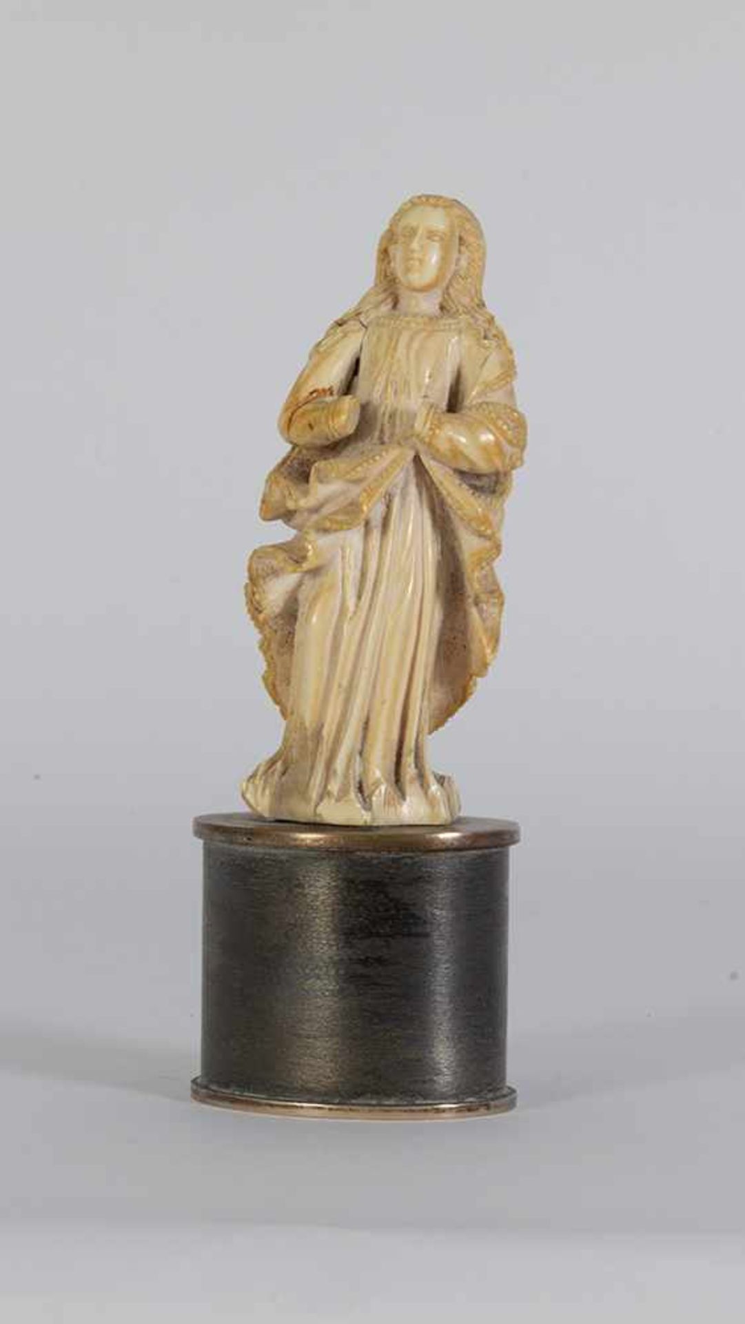 Escuela indo-portuguesa del siglo XVIII. "Virgen".Escultura en marfil tallado. Se adjunta documento - Image 4 of 4