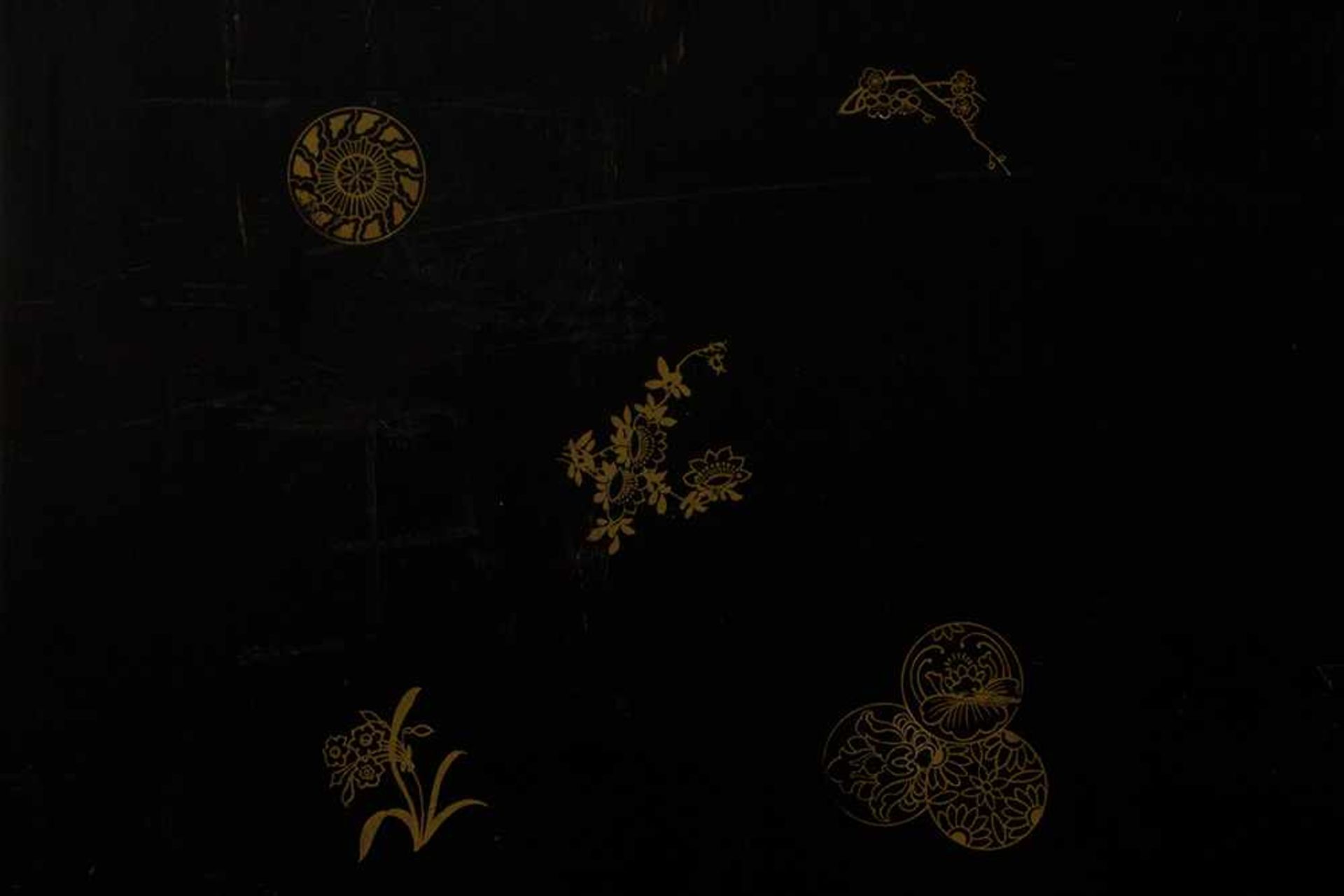 Biombo de nueve hojas en madera lacada y pintada con decoración de dragones en piedras duras. Chin - Bild 4 aus 6