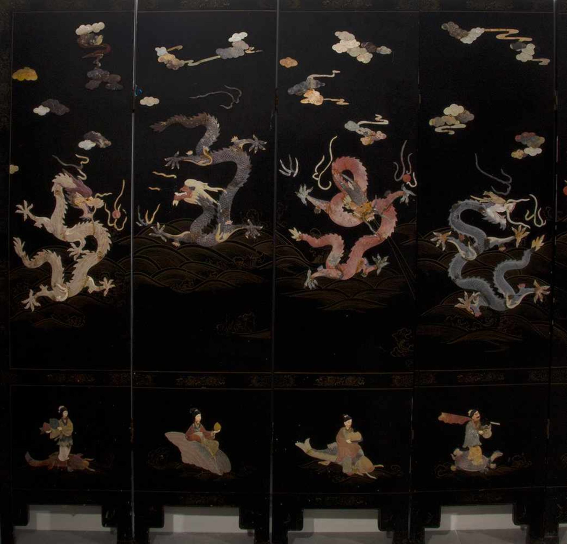 Biombo de nueve hojas en madera lacada y pintada con decoración de dragones en piedras duras. Chin - Bild 3 aus 6