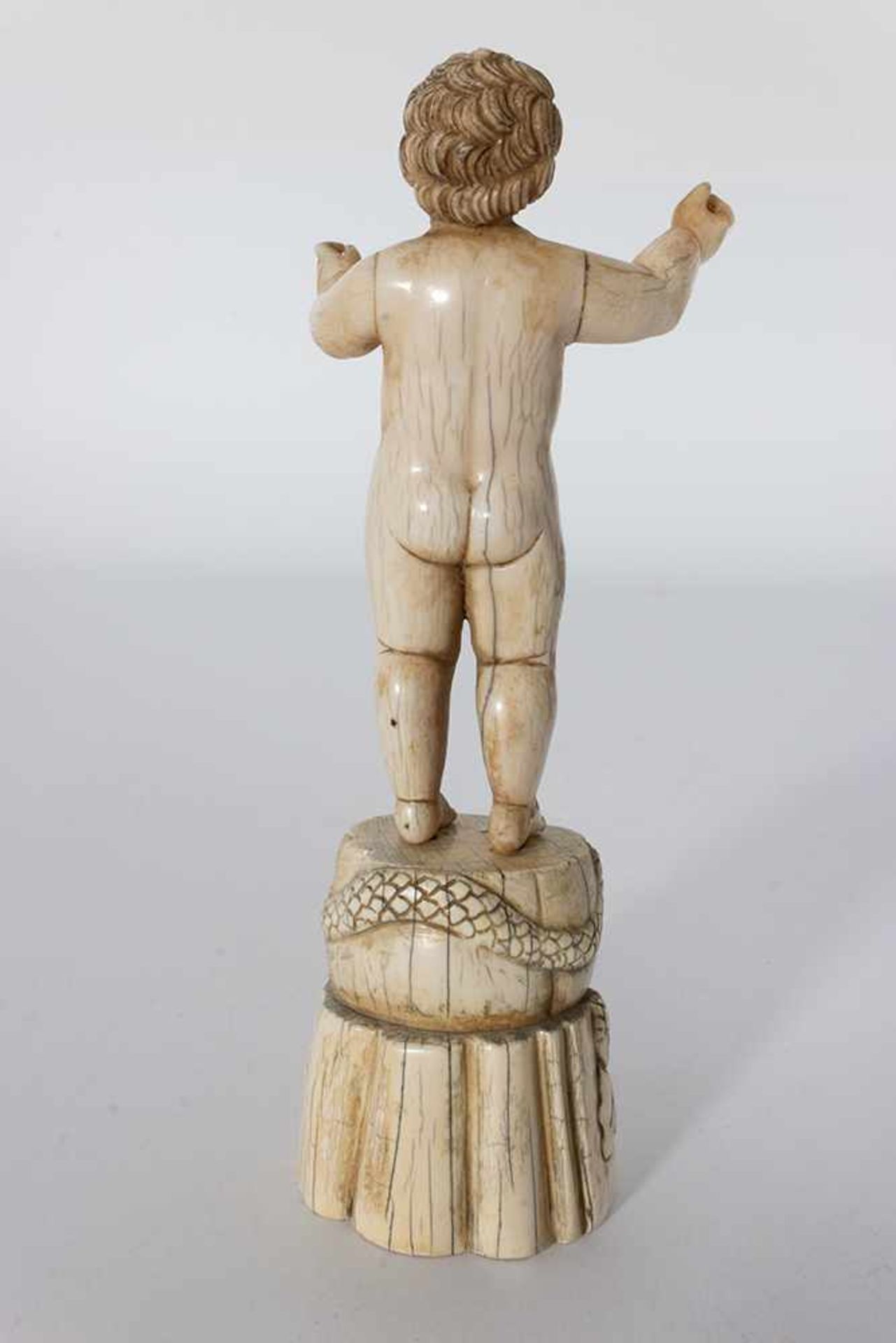 Escuela indo-portuguesa del siglo XVIII. "Niño". Escultura en marfil tallado. Se adjunta documento - Image 2 of 4