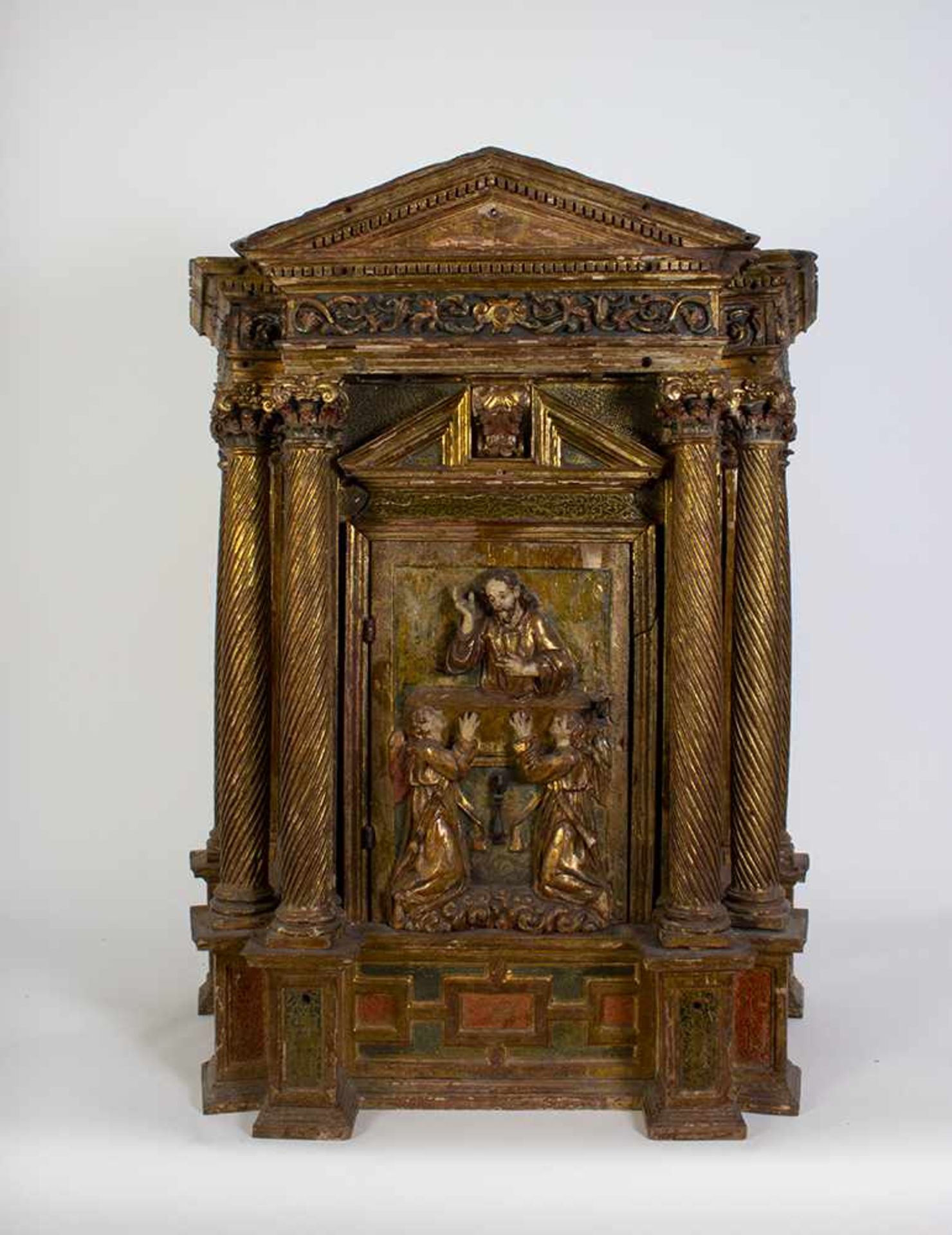 Sagrario a modo de templete en madera tallada, policromada y dorada, siglo XVI.Sagrario a modo
