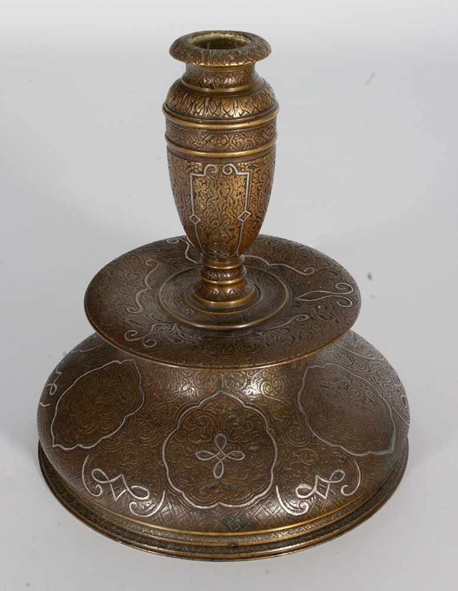 Dos candeleros islámicos en bronce con decoración estilizada, uno con incrustaciones en plata, de - Bild 6 aus 6
