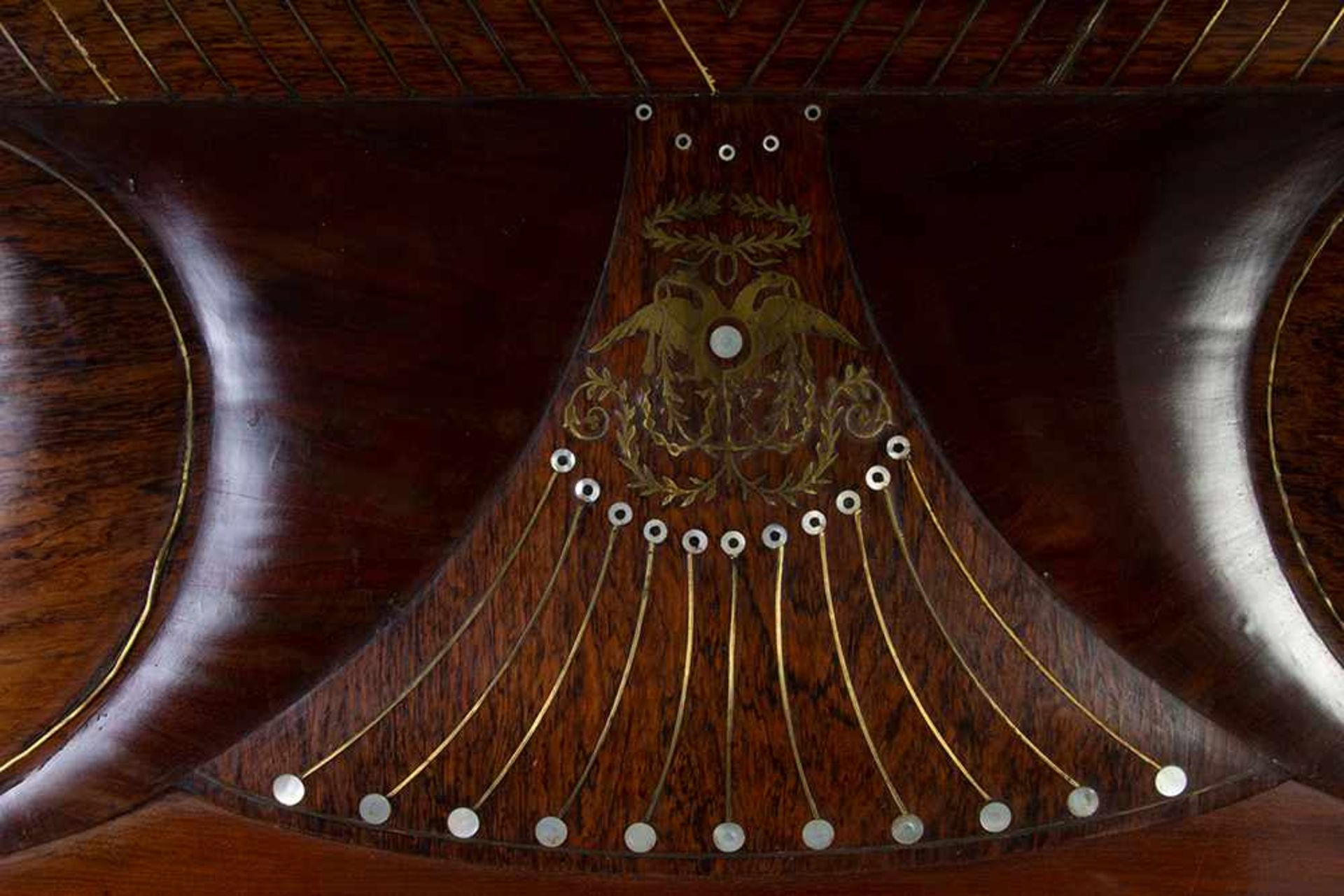 Cabezal de cama isabelina en madera de caoba con marquetería en latón y nácar. España, hacia 18 - Image 2 of 3