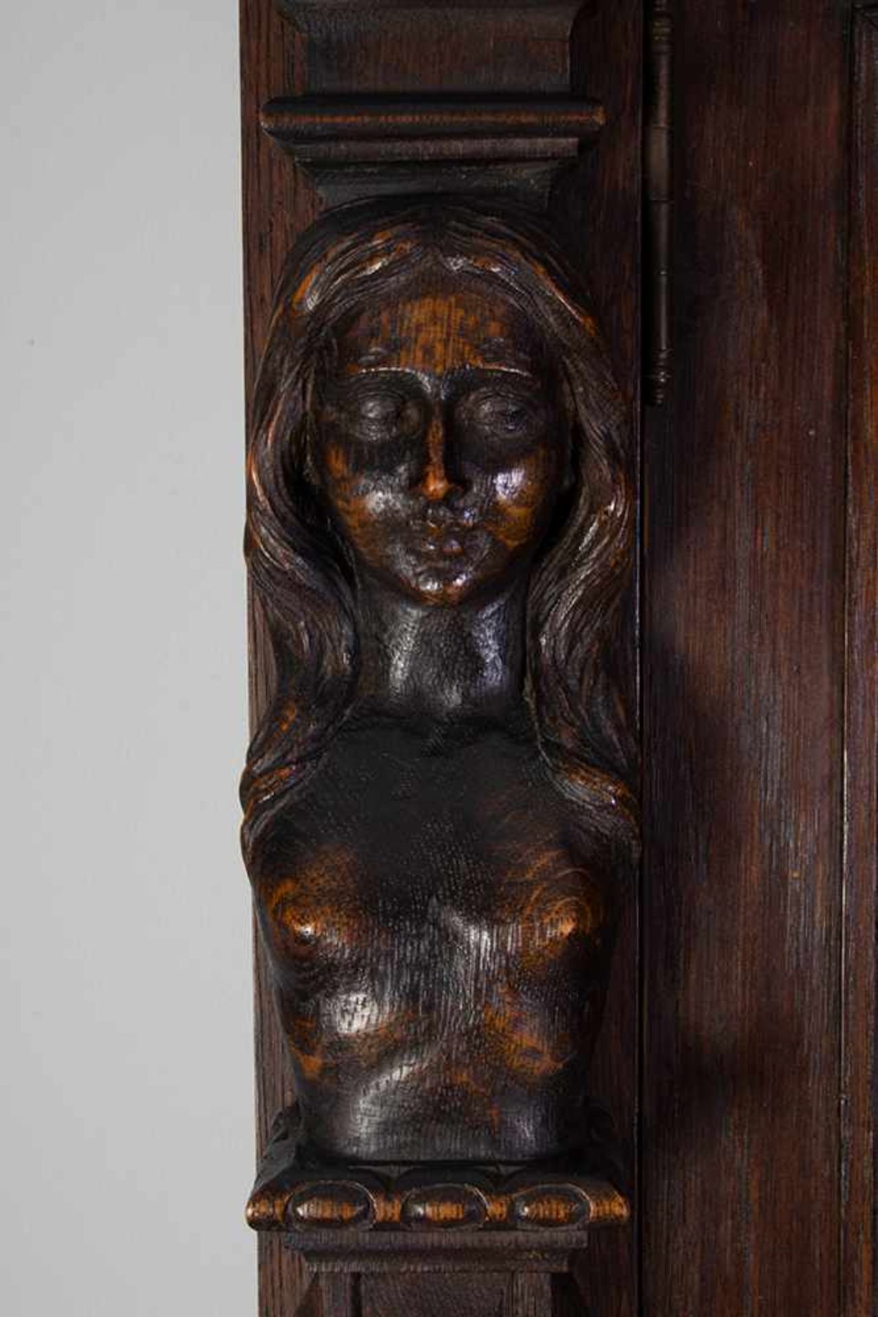 Armario de dos cuerpos estilo Renacimiento en madera de roble tallada. Francia,  finales del siglo - Bild 3 aus 4