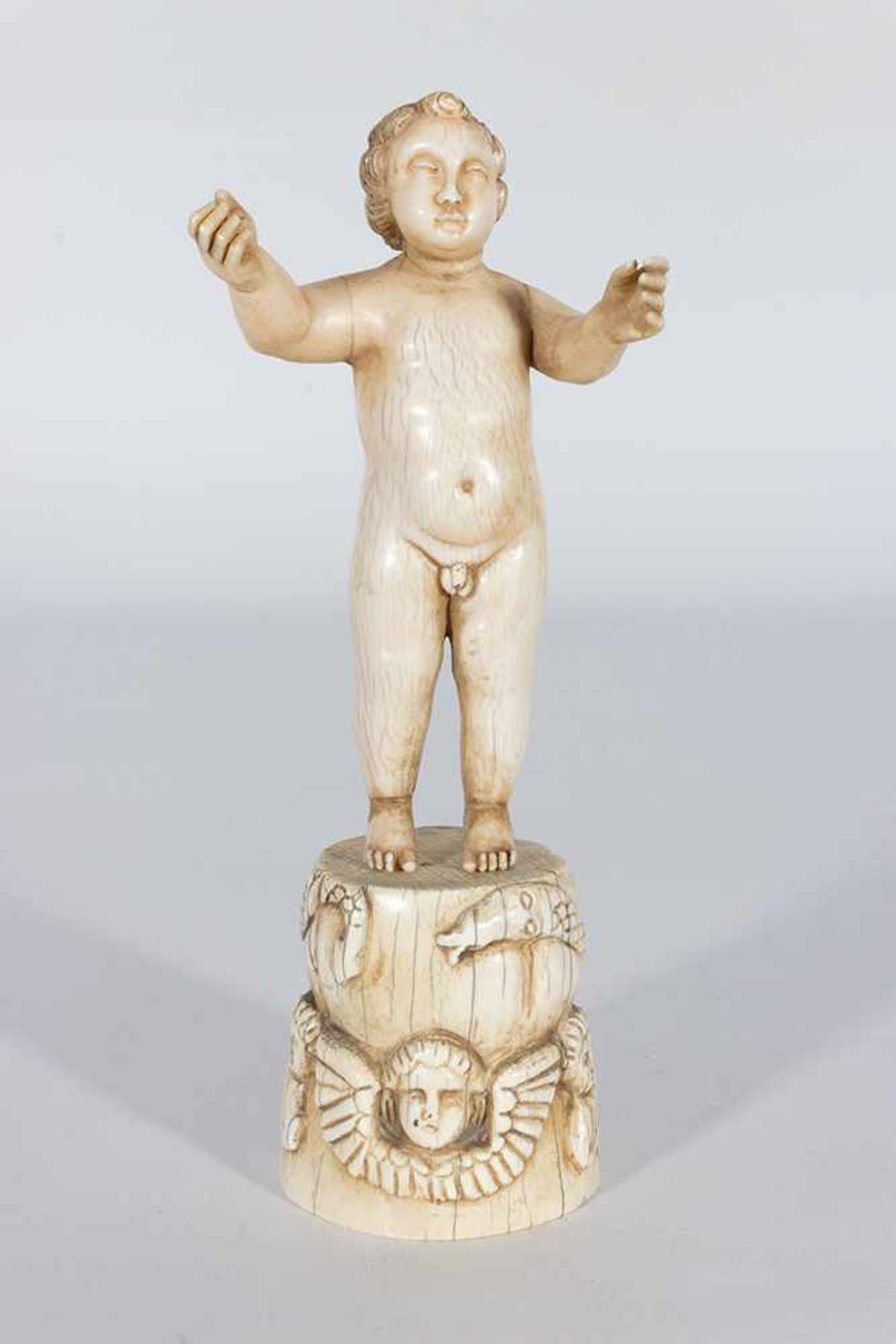 Escuela indo-portuguesa del siglo XVIII. "Niño". Escultura en marfil tallado. Se adjunta documento