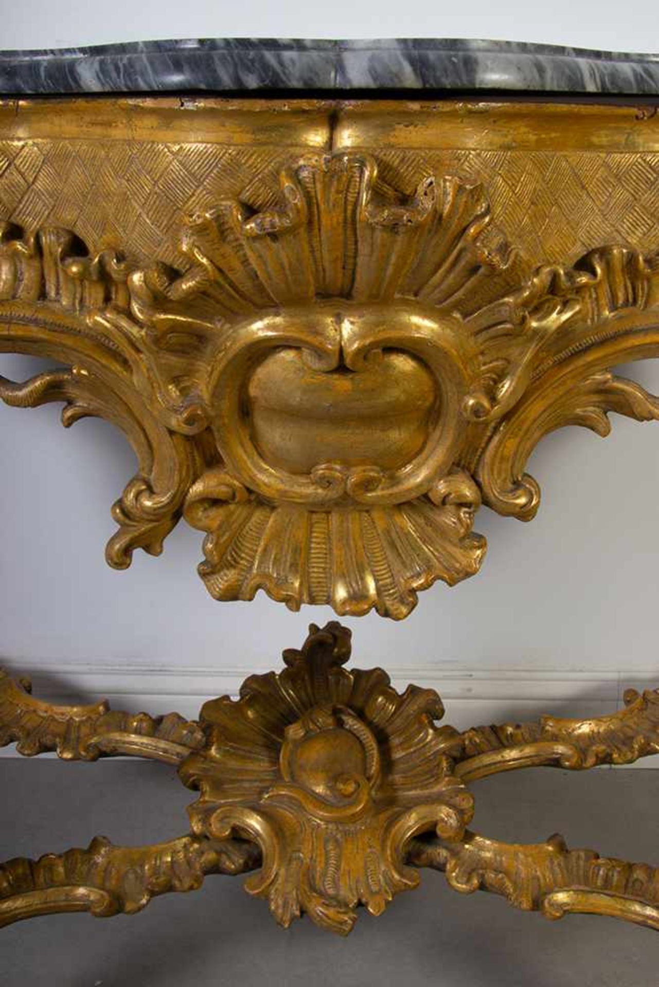Consola Carlos III en madera tallada y dorada y sobre en mármol. España, finales del siglo XVIII. - Bild 3 aus 4