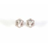 Pendientes flor en oro blanco y diamantes talla brillante.