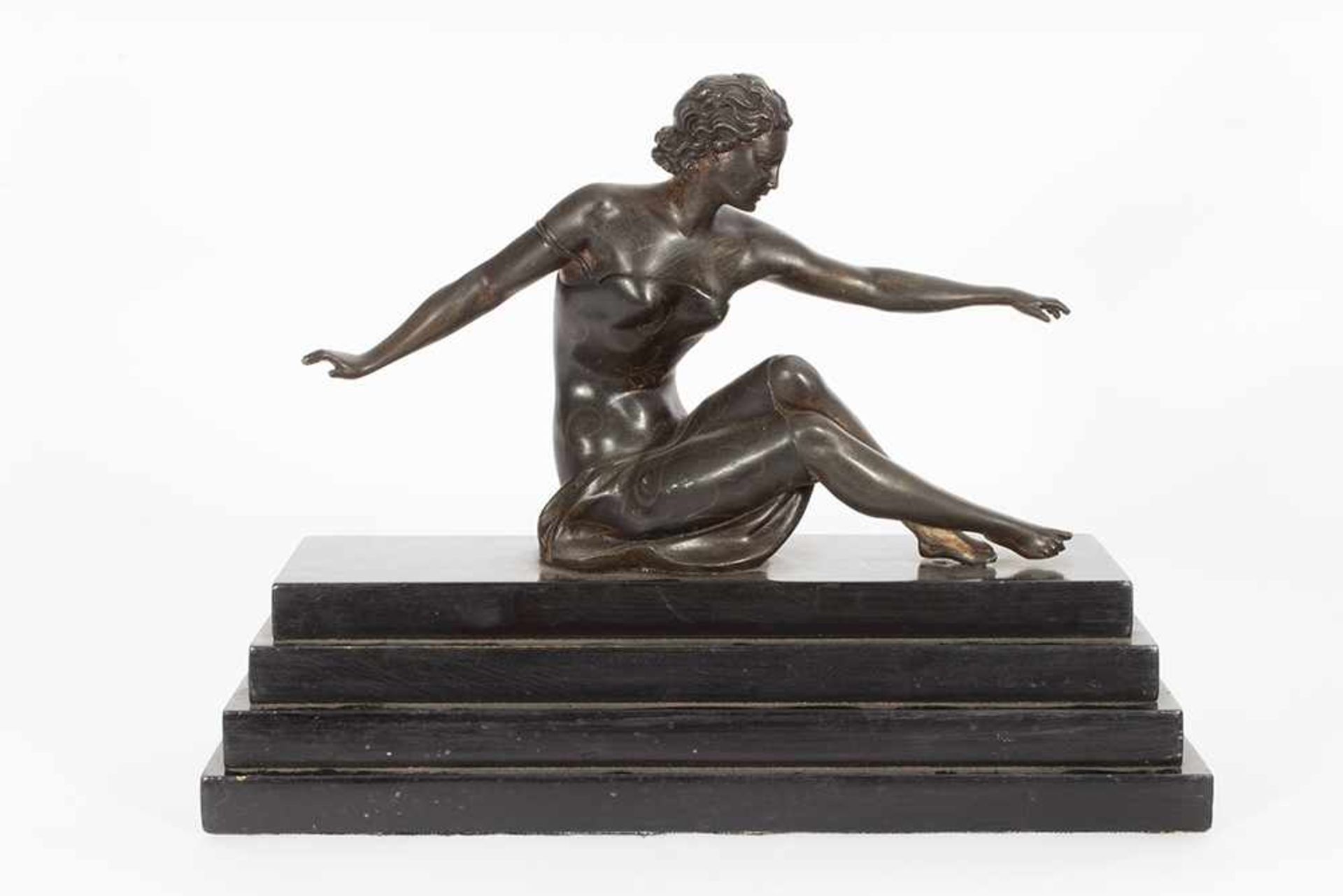 "Figura femenina". Escultura Art Déco en calamina patinada sobre peana de madera. Francia, hacia 1