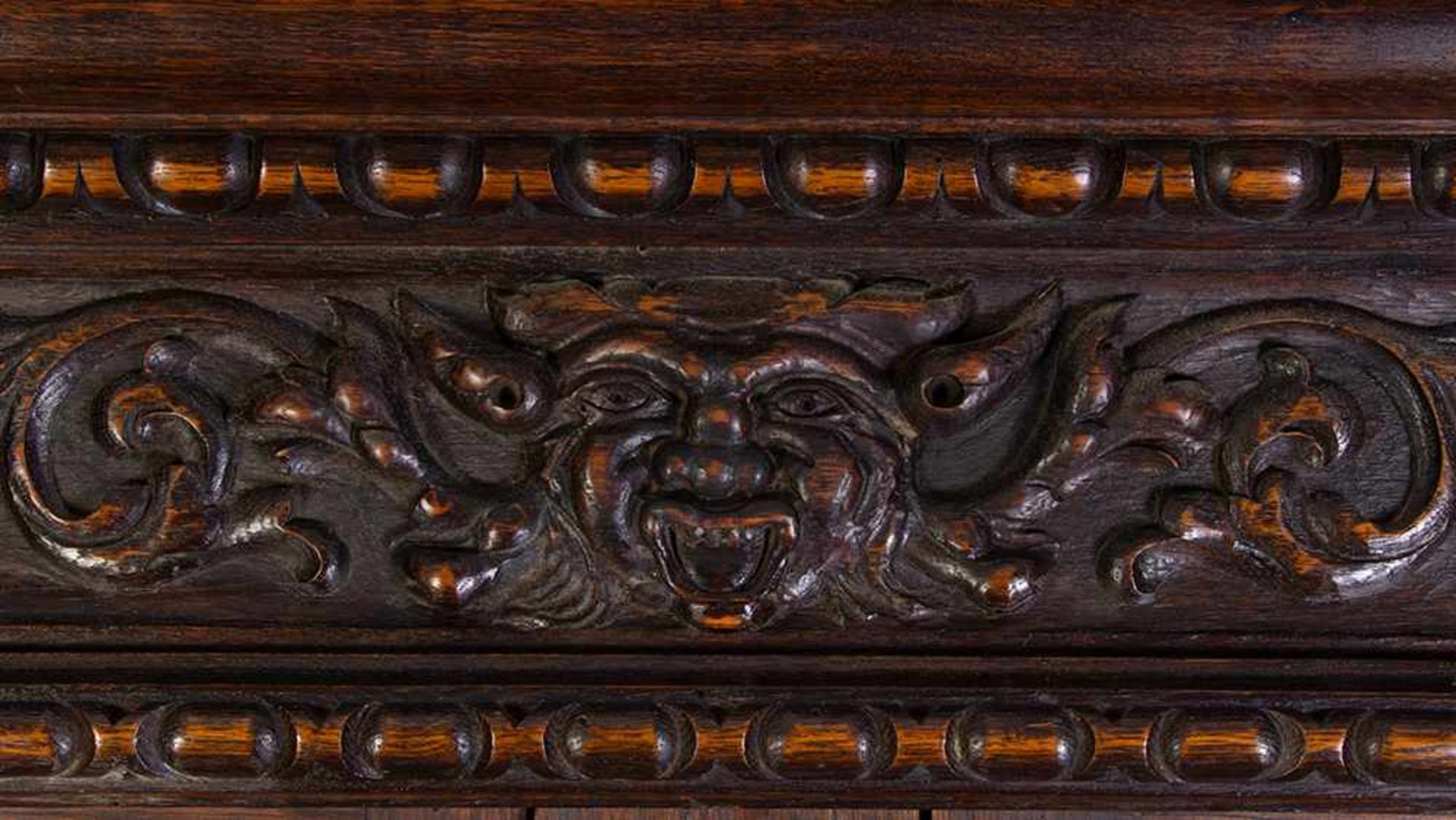 Armario de dos cuerpos estilo Renacimiento en madera de roble tallada. Francia,  finales del siglo - Bild 4 aus 4