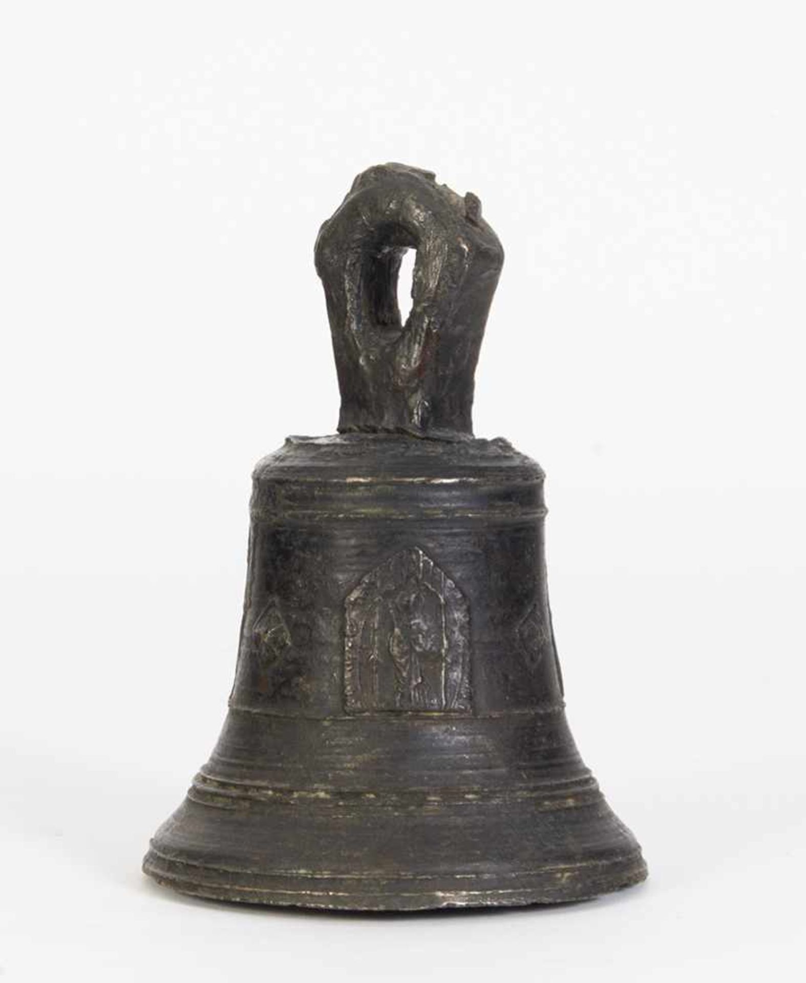 Campana en bronce cincelado con representación de Virgen con Niño, San Jorge y apóstol.Campa