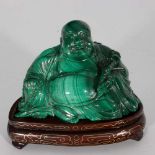 Buda en malaquita sobre peana de madera. China, siglo XX.Buda en malaquita sobre peana de mader