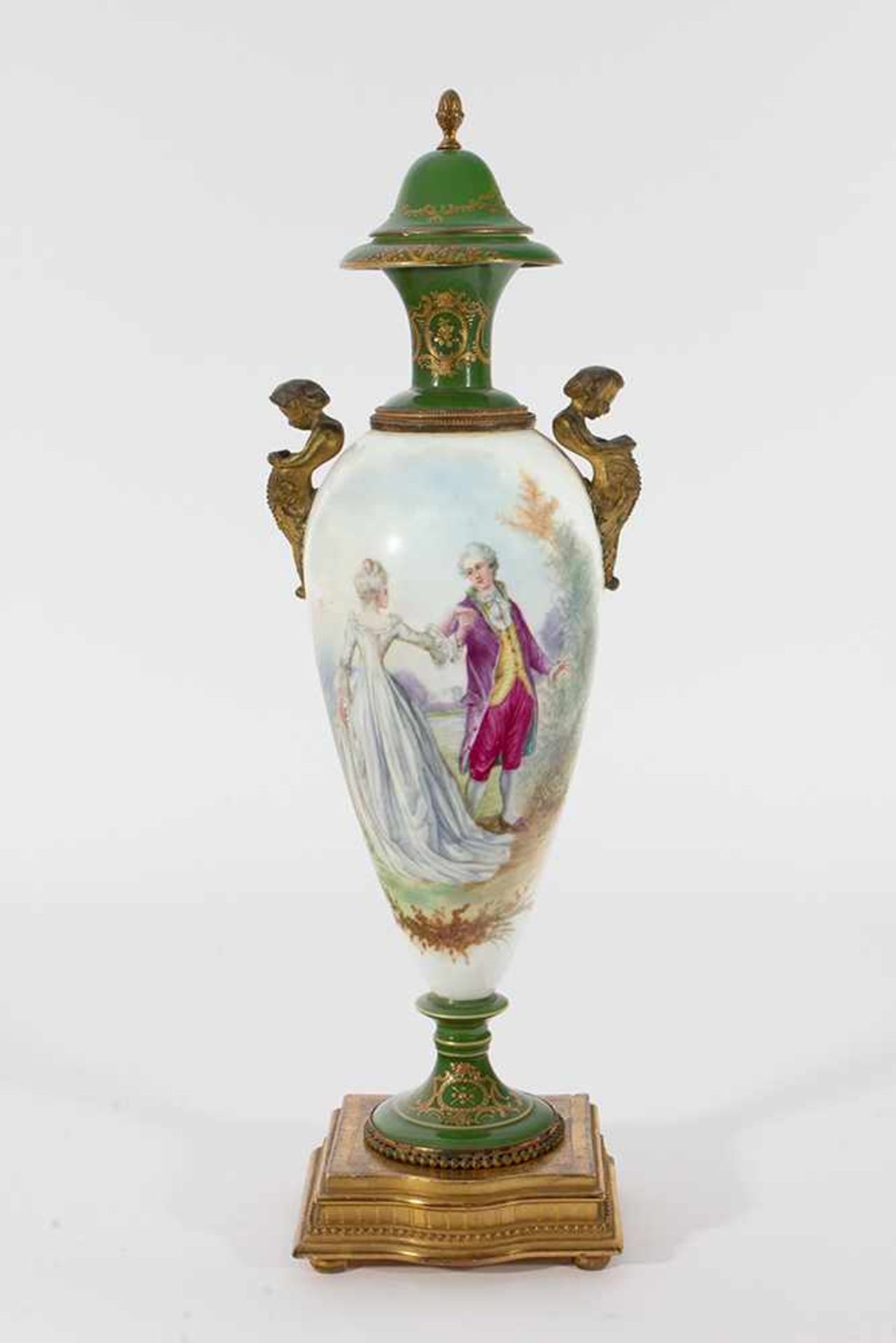 Jarrón en porcelana estilo Sèvres y montura en bronce. Francia, principios del siglo XX. Decorado
