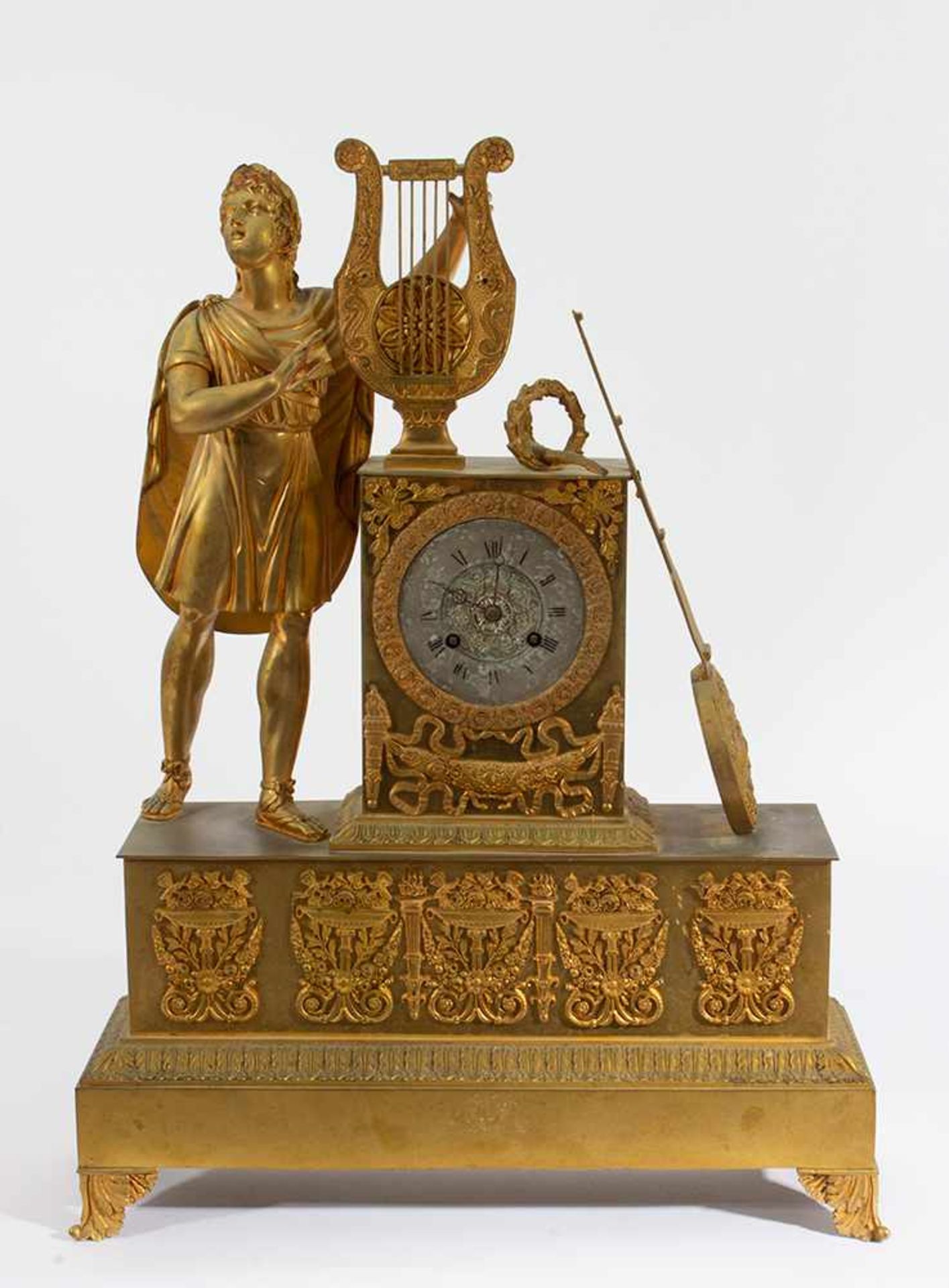 Reloj de sobremesa Imperio en bronce con figura de Apolo. Francia, siglo XIX.Reloj de sobremesa