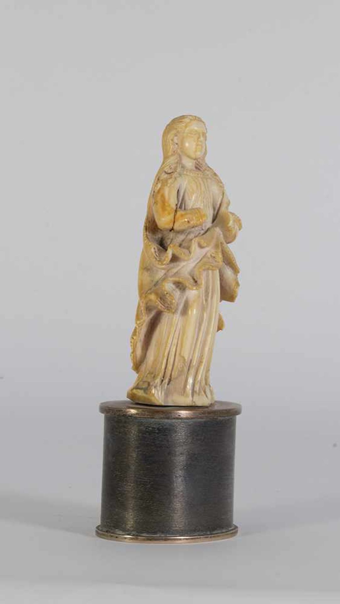 Escuela indo-portuguesa del siglo XVIII. "Virgen".Escultura en marfil tallado. Se adjunta documento