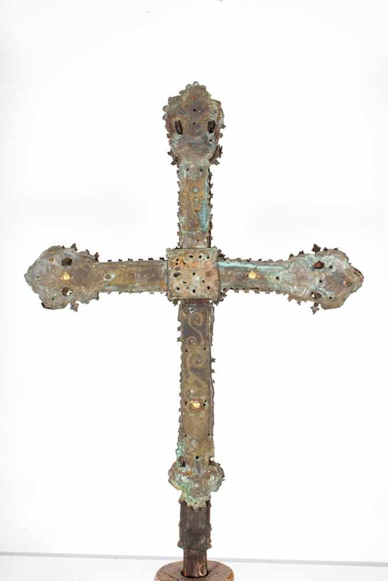 Cruz procesional en cobre dorado y cincelado con alma de madera. Gótico, siglo XV.Cruz procesi - Image 4 of 4