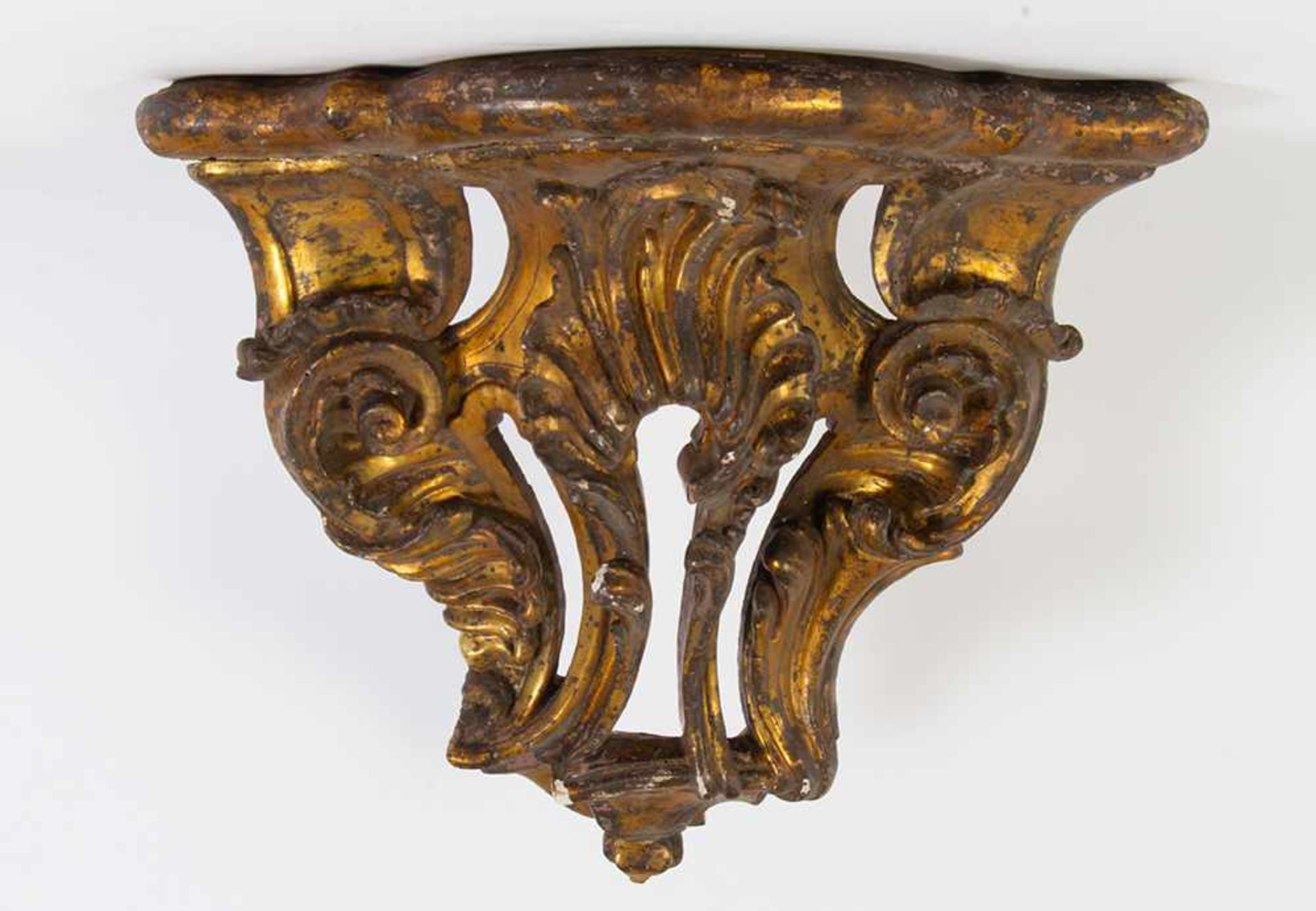 Consola rinconera Carlos IV en madera tallada y dorada. España, finales del siglo XVIII.Consol