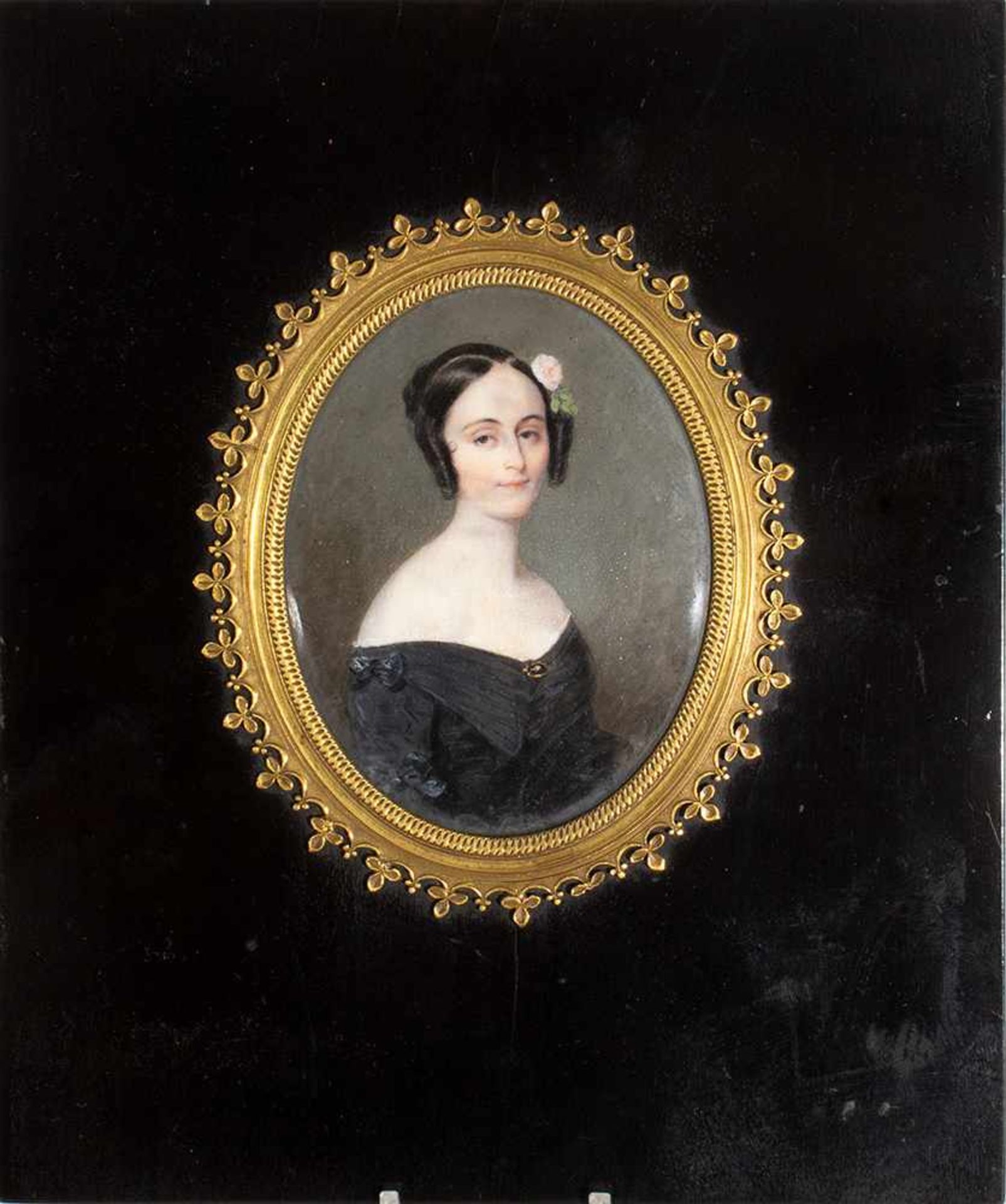 "Retrato de dama". Miniatura al gouache sobre hueso. Francia, finales del siglo XIX."Retrato de