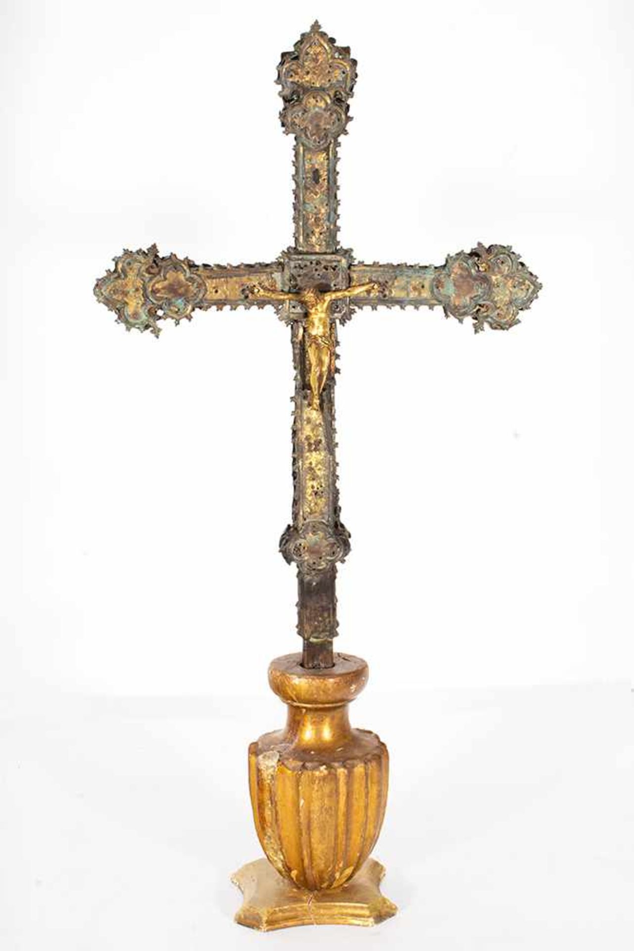 Cruz procesional en cobre dorado y cincelado con alma de madera. Gótico, siglo XV.Cruz procesi