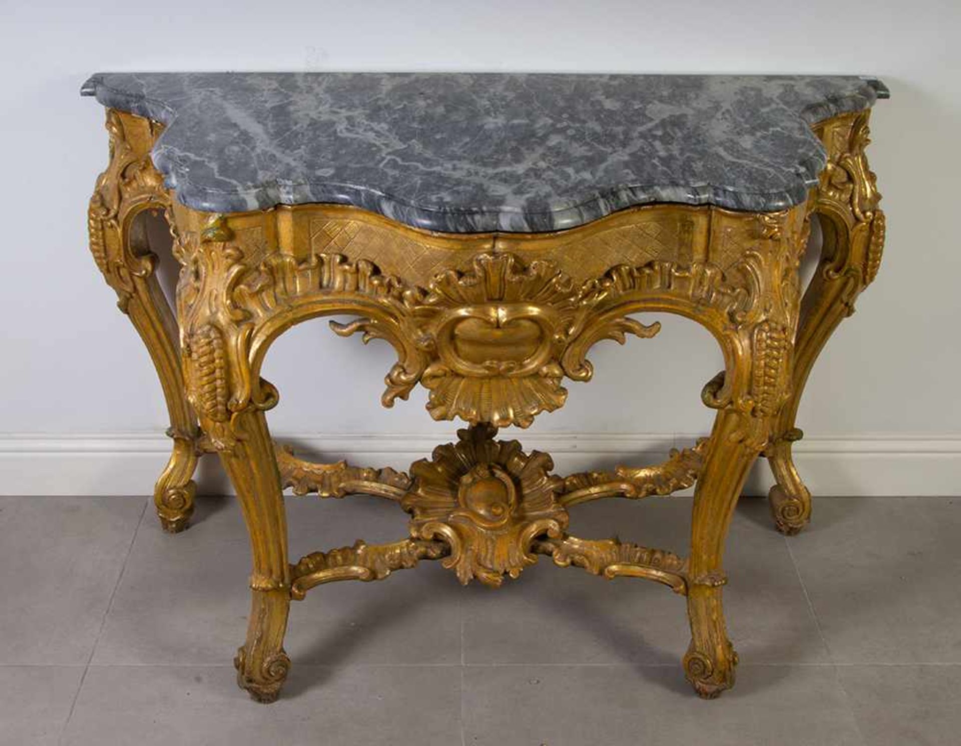 Consola Carlos III en madera tallada y dorada y sobre en mármol. España, finales del siglo XVIII. - Bild 2 aus 4