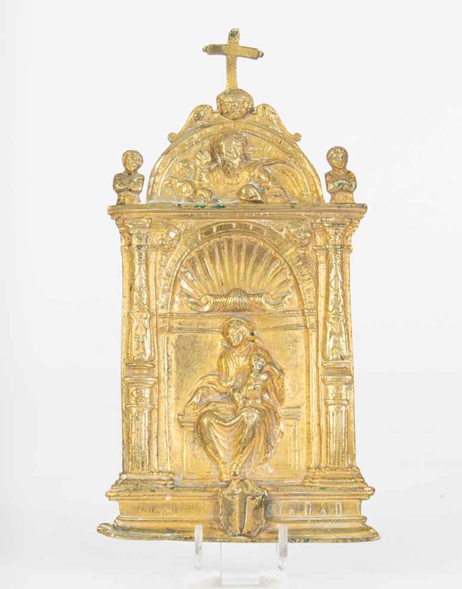 Portapaz en bronce con representación de Virgen con Niño. Portapaz en bronce con representación de
