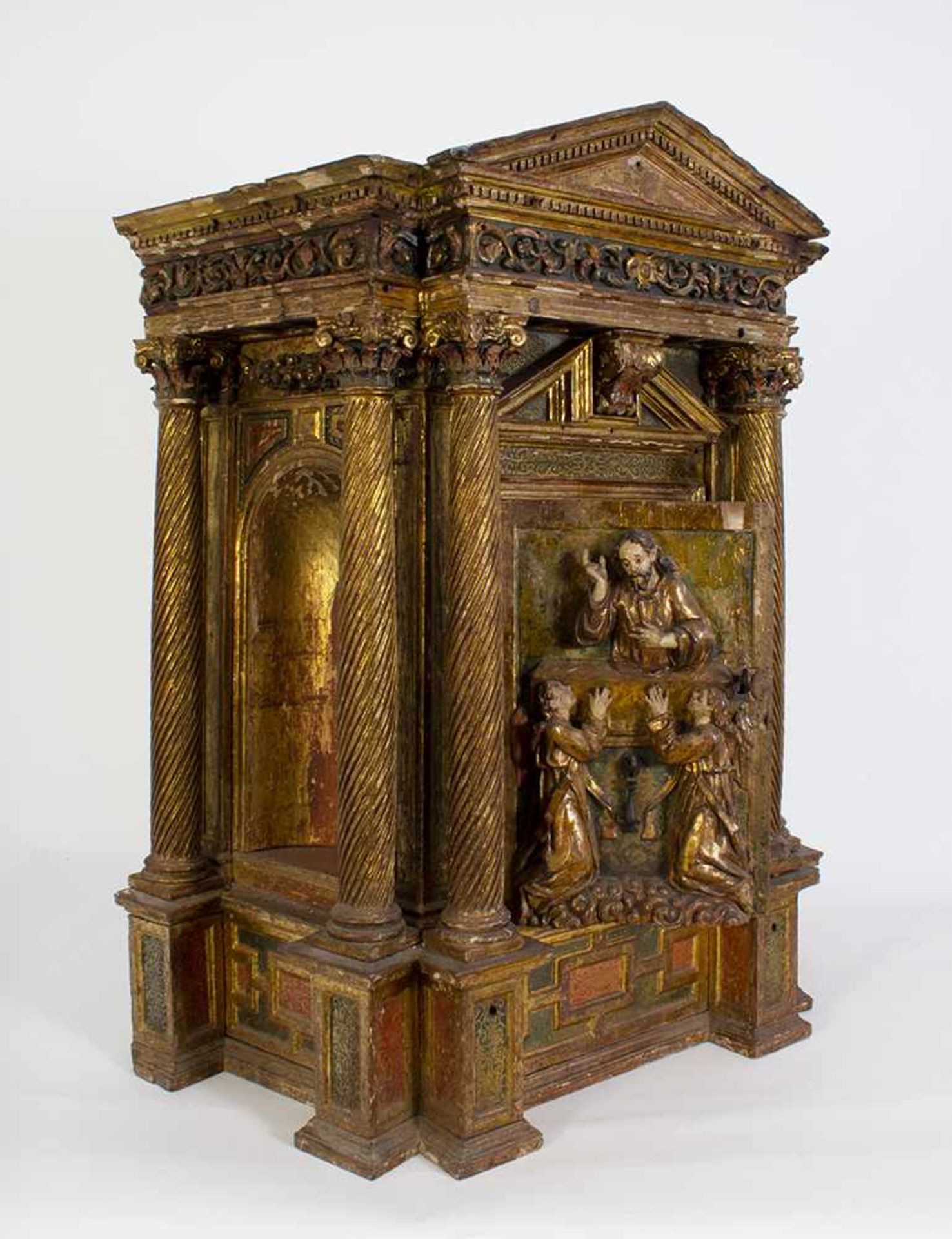 Sagrario a modo de templete en madera tallada, policromada y dorada, siglo XVI.Sagrario a modo - Image 2 of 3