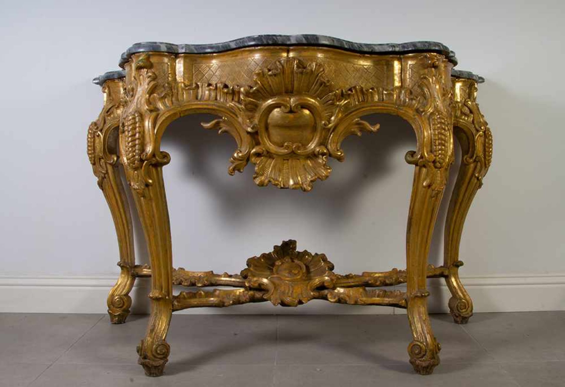 Consola Carlos III en madera tallada y dorada y sobre en mármol. España, finales del siglo XVIII. - Bild 4 aus 4