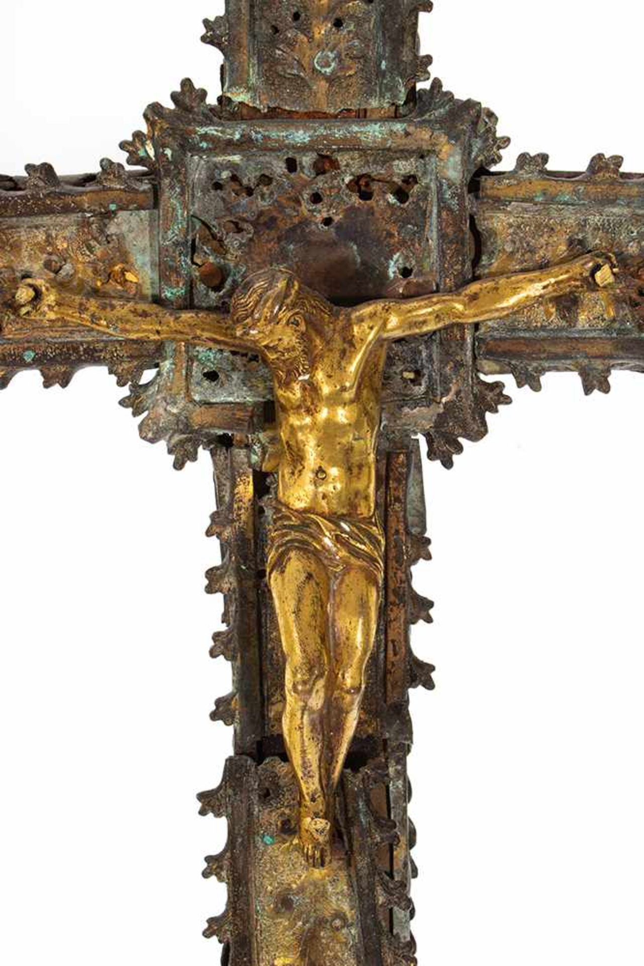 Cruz procesional en cobre dorado y cincelado con alma de madera. Gótico, siglo XV.Cruz procesi - Image 2 of 4