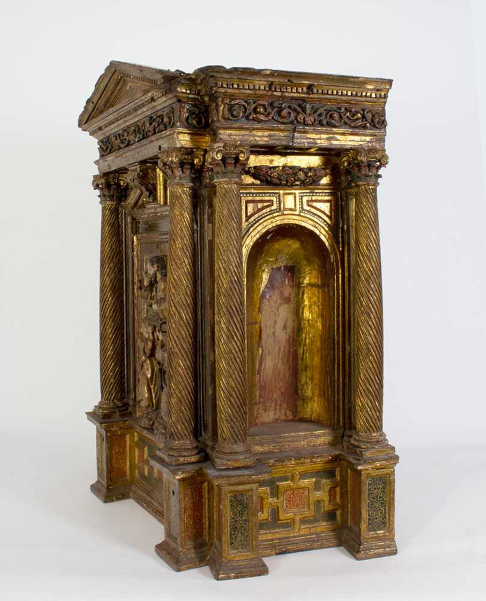 Sagrario a modo de templete en madera tallada, policromada y dorada, siglo XVI.Sagrario a modo - Image 3 of 3