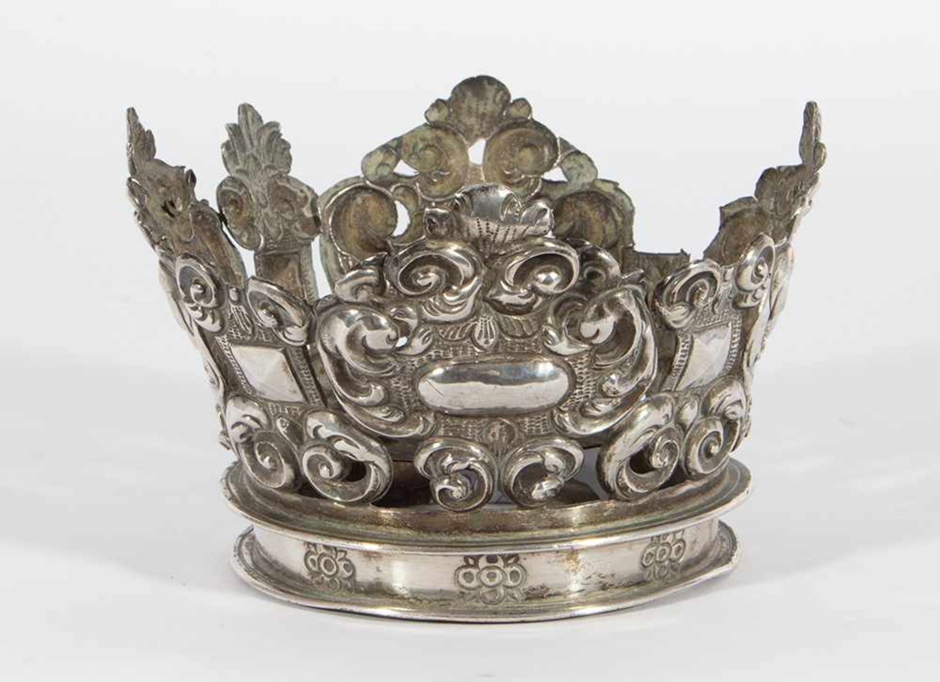 Corona colonial en plata repujada y cincelada. México o Perú, siglo XVII-XVIII.Corona colonia