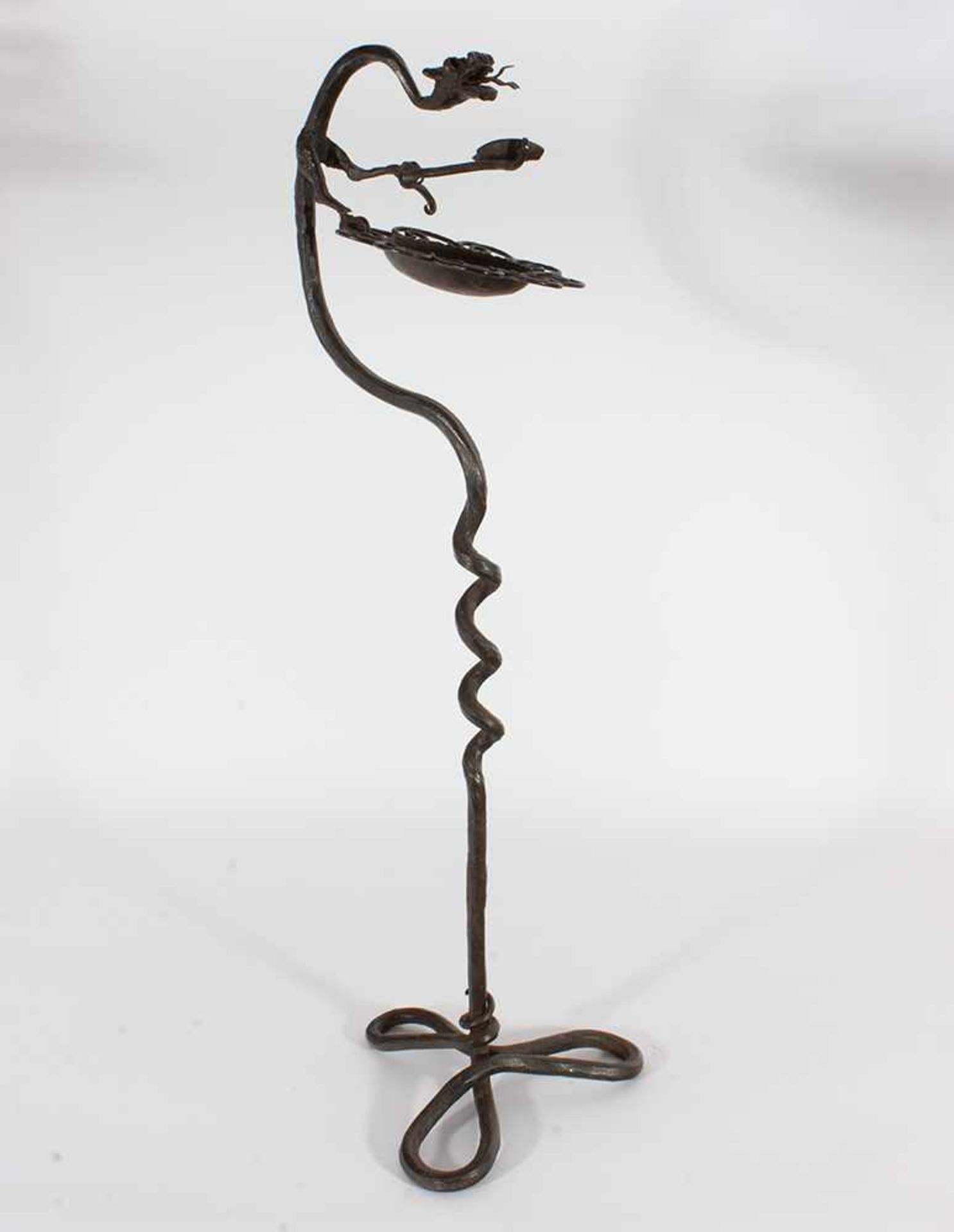 Cenicero de pie modernista en hierro forjado con dragón, hacia 1900. Altura: 81 cm.