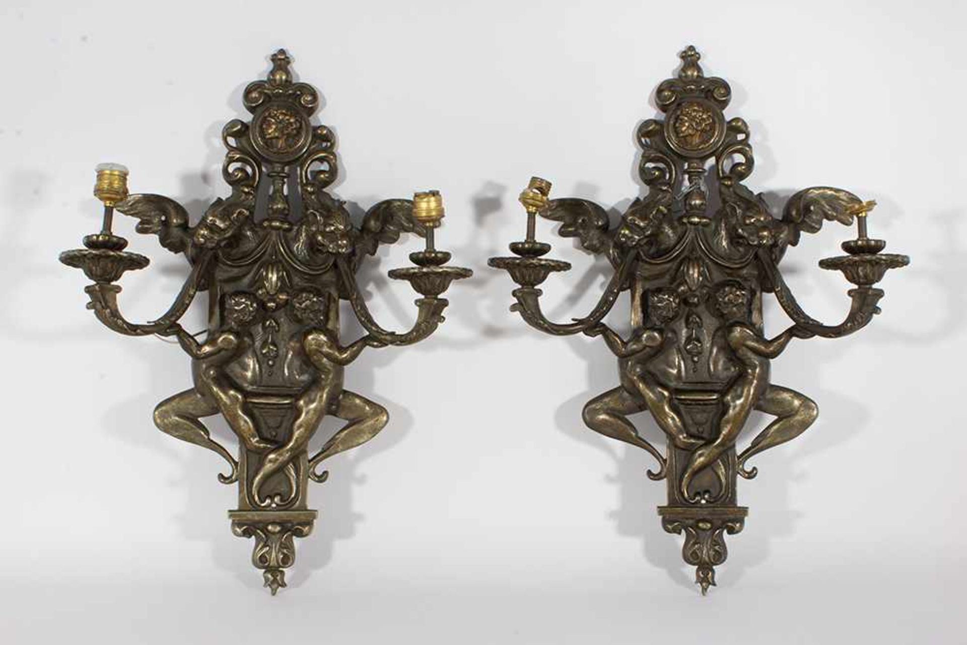 Pareja de apliques de pared de dos luces en bronce. Francia, siglo XIX.Pareja de apliques de pa