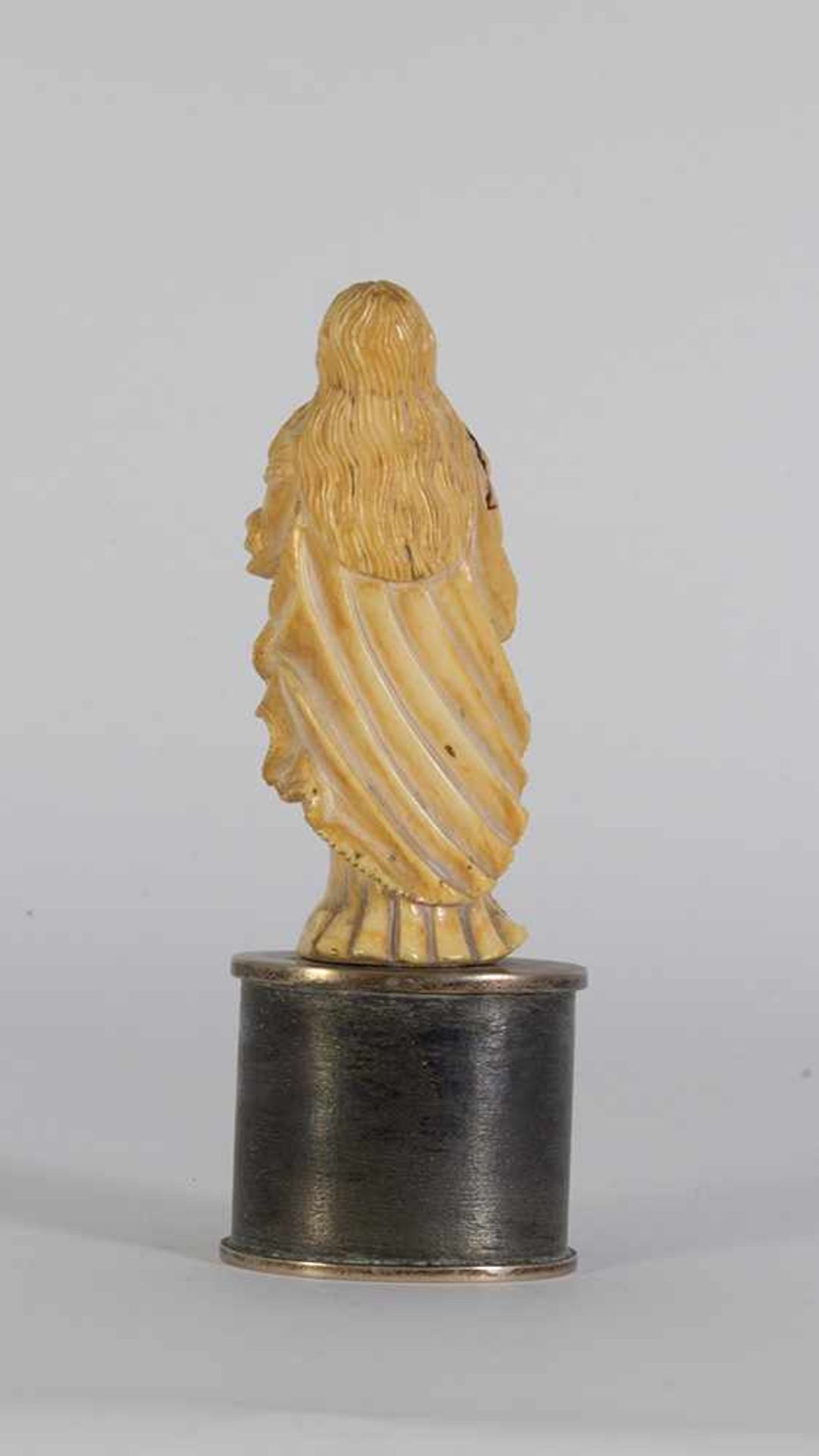 Escuela indo-portuguesa del siglo XVIII. "Virgen".Escultura en marfil tallado. Se adjunta documento - Image 3 of 4