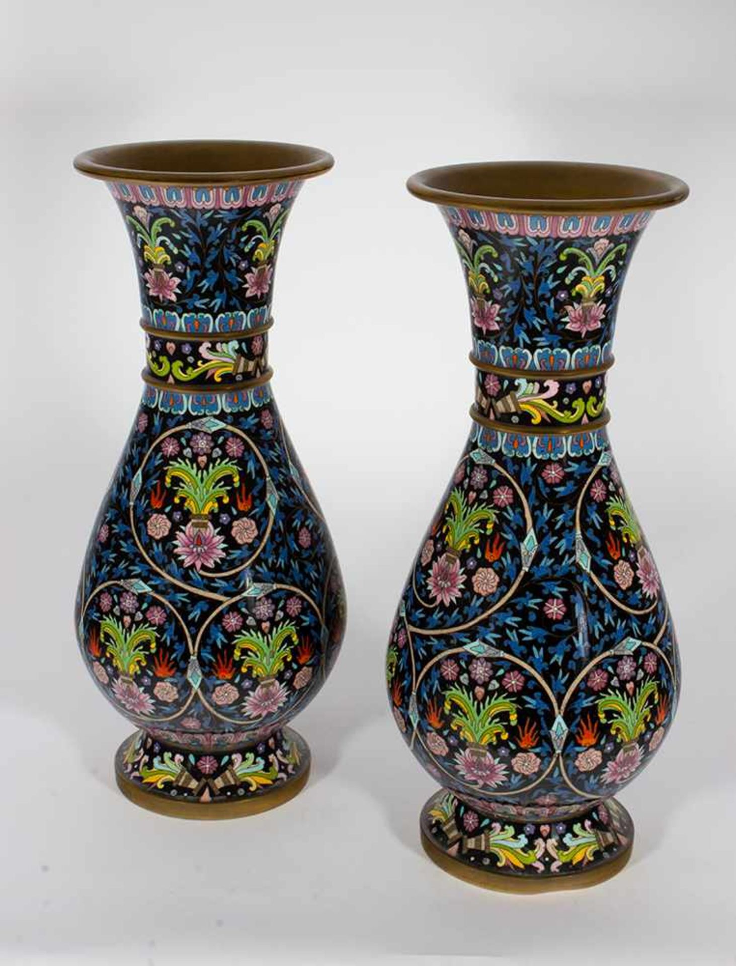 Pareja de jarrones en esmalte cloisonné con decoración de flores. China, siglo XX.Pareja de j