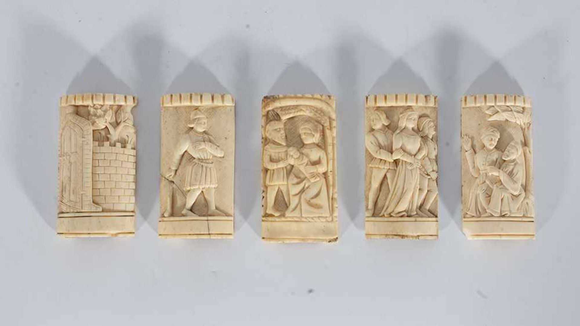 Cinco placas en hueso tallado con personajes medievales en relieve del siglo XIX.Cinco placas e