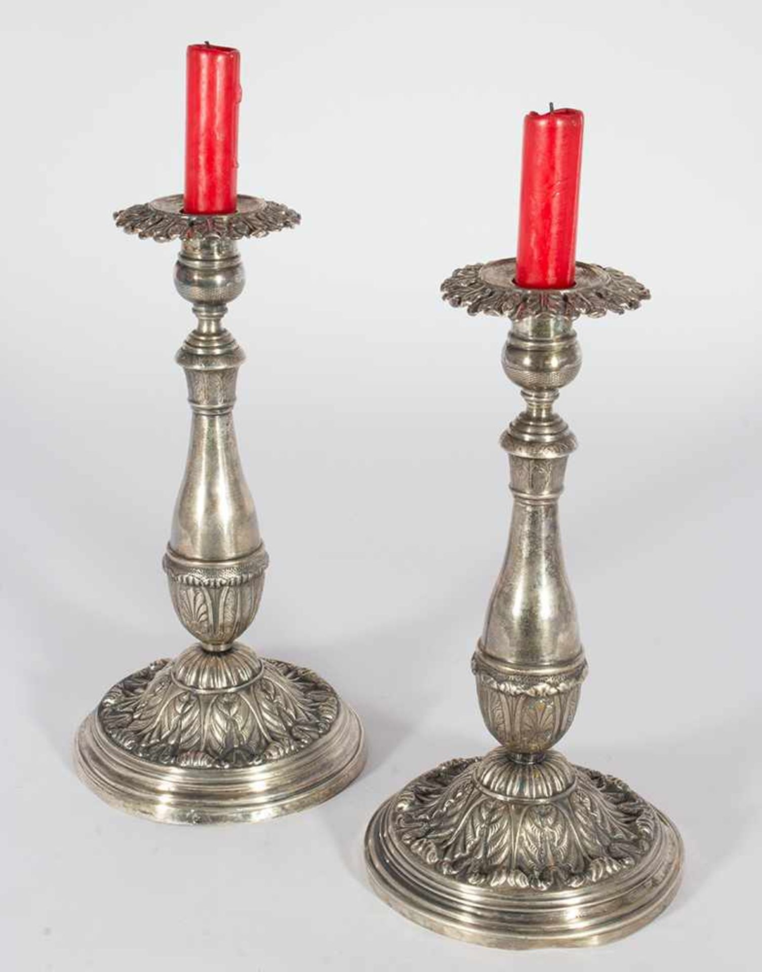 Pareja de candeleros en plata punzonada, repujada y grabada. España, siglo XIX.Pareja de cande