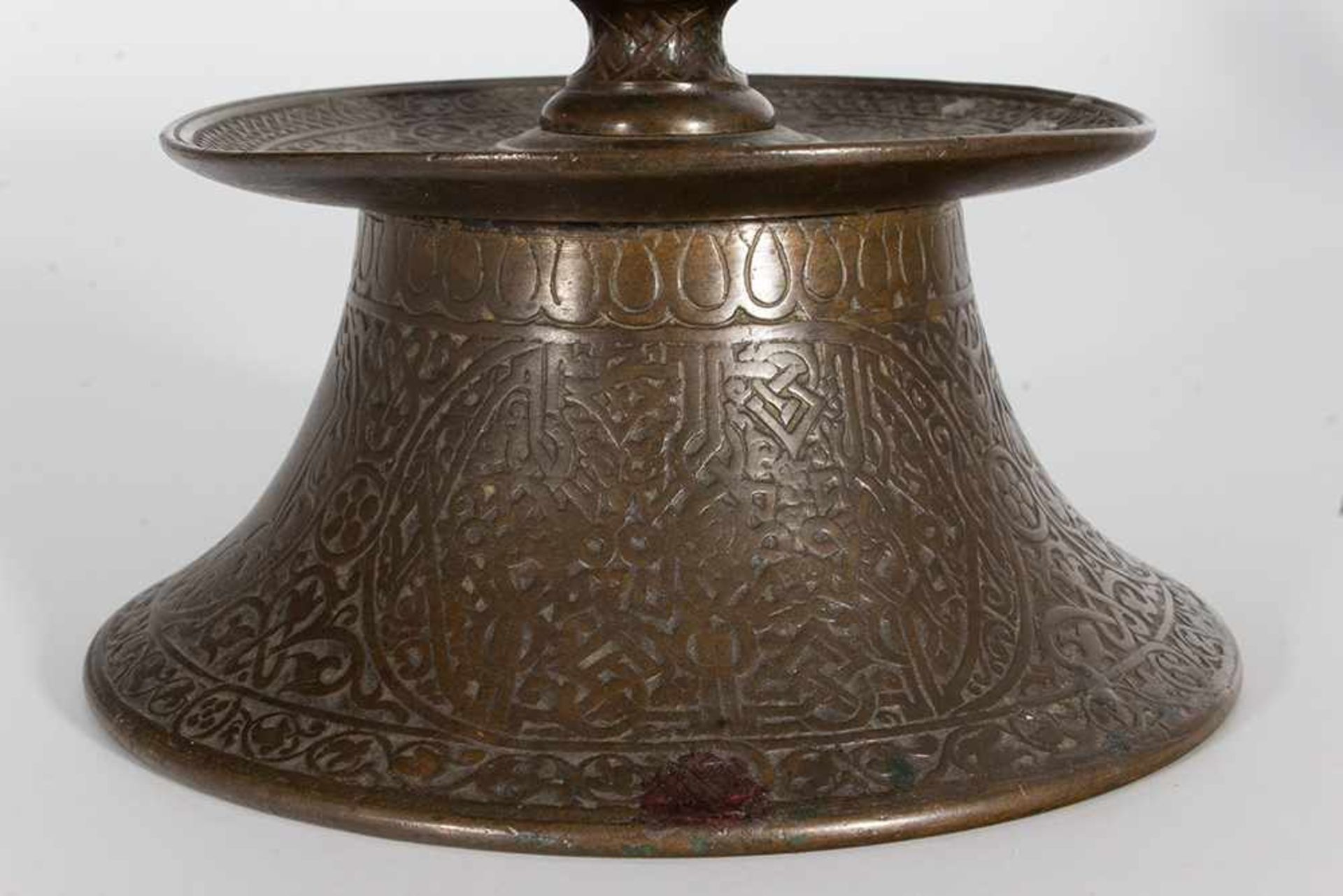 Dos candeleros islámicos en bronce con decoración estilizada, uno con incrustaciones en plata, de - Bild 3 aus 6