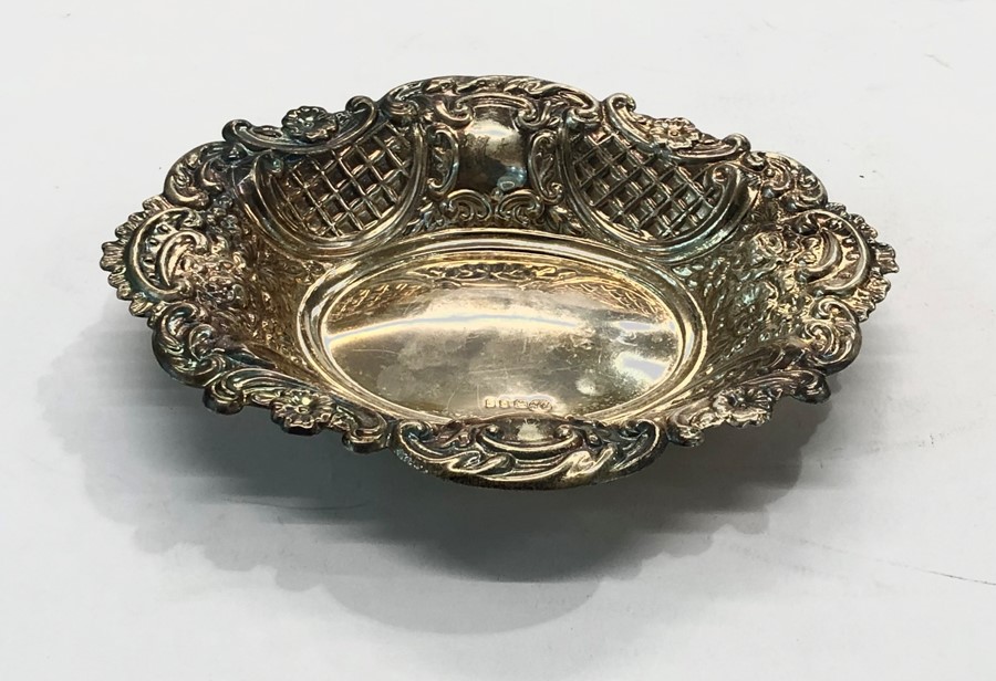 Vintage Hallmarked 1973 London silver ornate Bon Bon Dish (84g) - Image 2 of 3