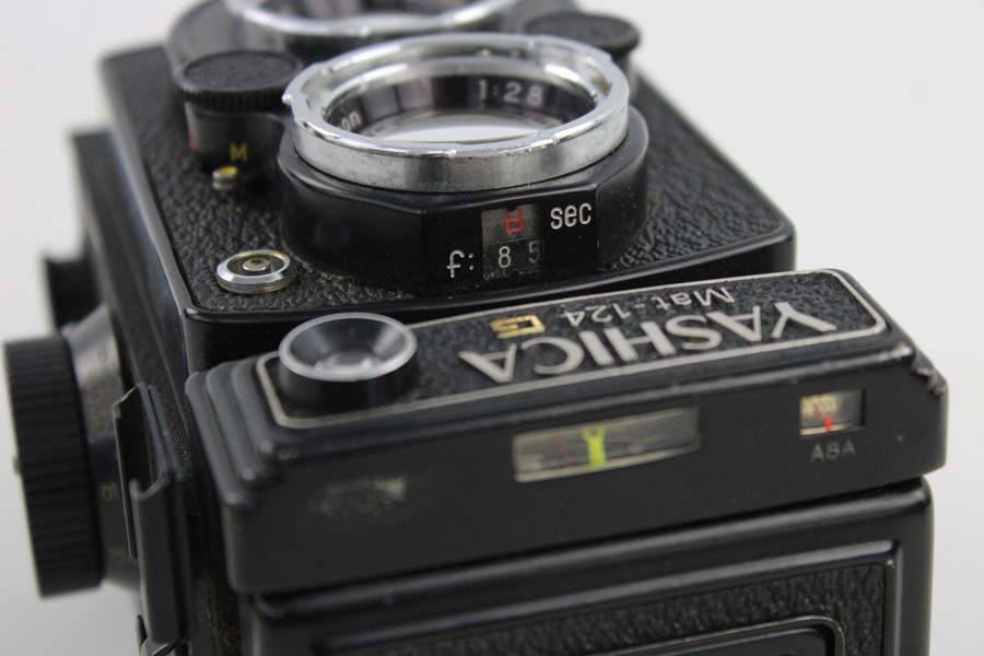 Yashica Mat 124 G Twin Lens Reflex FILM CAMERA w/ 80mm F/2.8 Lens & Case - Image 6 of 10