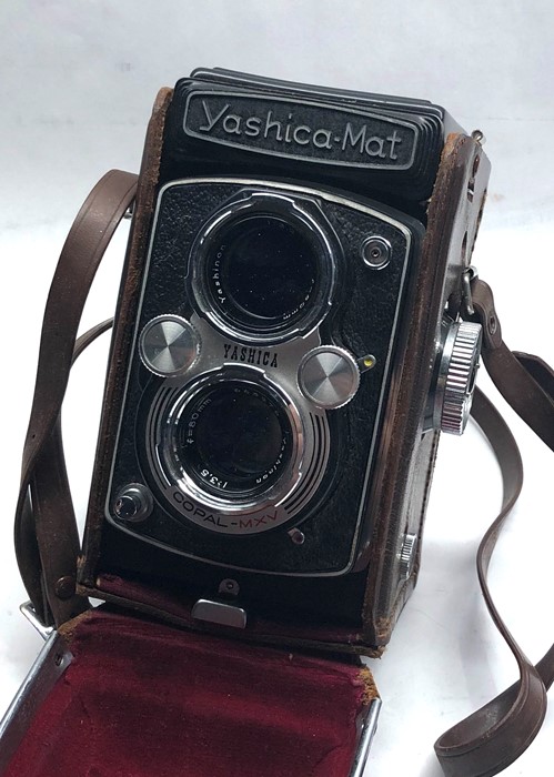 Yashica-Mat Twin Lens Reflex FILM CAMERA w/ 80mm F/3.5 Lens & Case