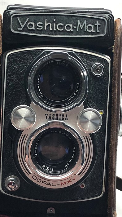 Yashica-Mat Twin Lens Reflex FILM CAMERA w/ 80mm F/3.5 Lens & Case - Image 4 of 5