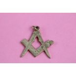 Antique hallmarked 9ct gold masonic square and compasses pendant (2.1g)