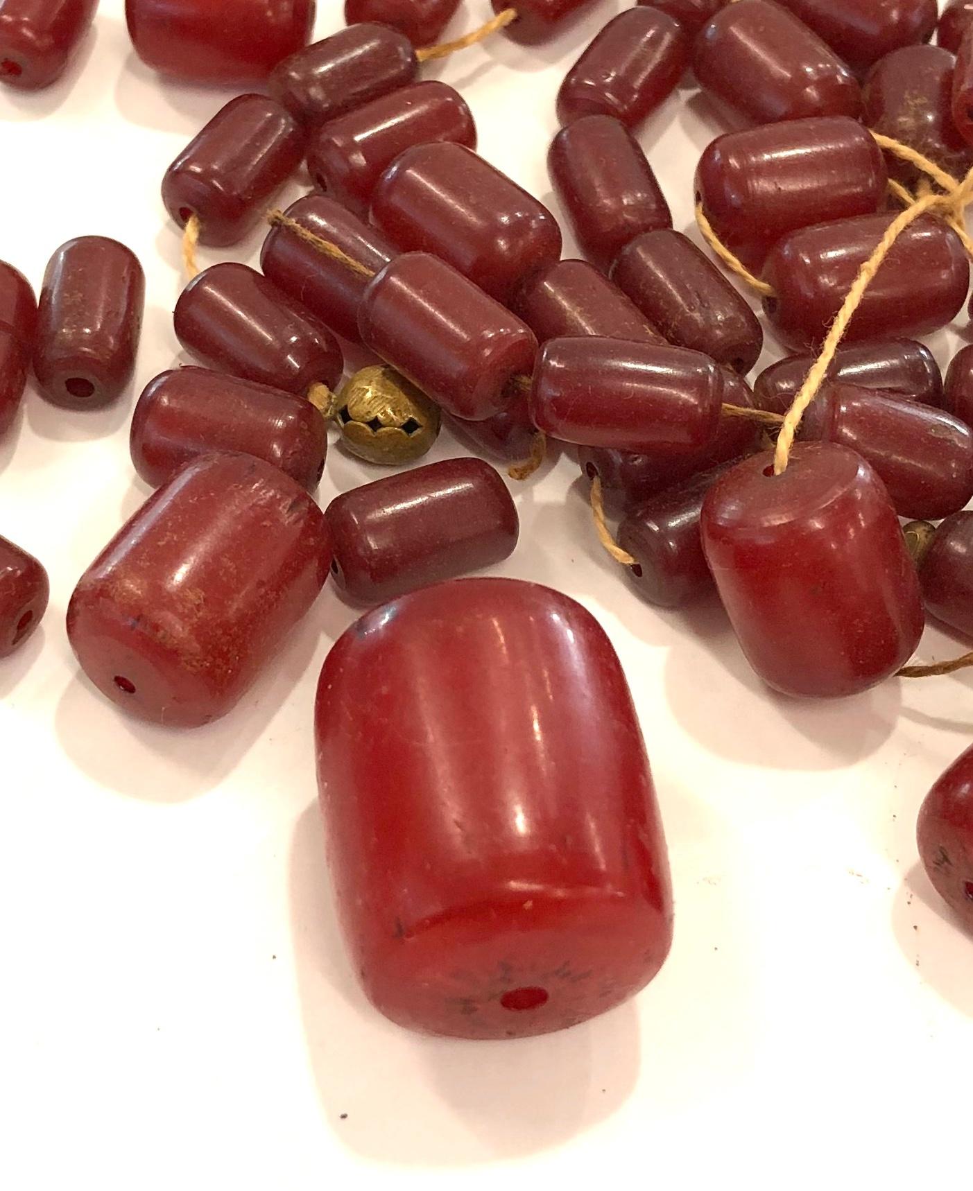 Antique barrel shaped cherry amber bead necklace good internal streaking in need of restringing - Image 3 of 3