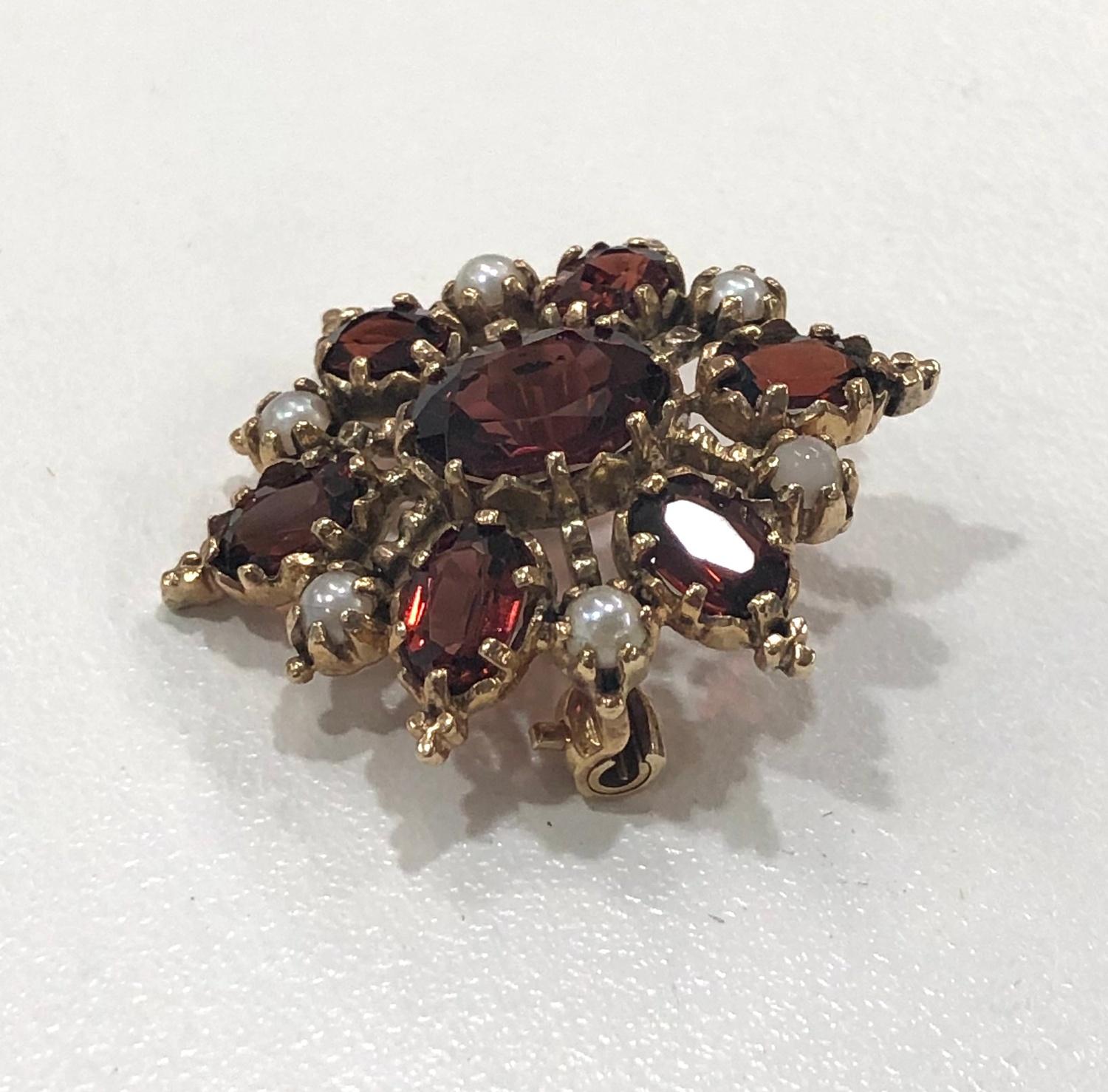 Vintage 1985 9ct gold Pyrope garnet and seed pearl brooch - Image 2 of 3