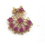 Hand made Indian 18ct yellow gold and pigeon blood ruby fan pendant (1.8g)