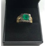 18ct gold diamond and emerald ring set with large central emerald that measures approx 7mm by 6.