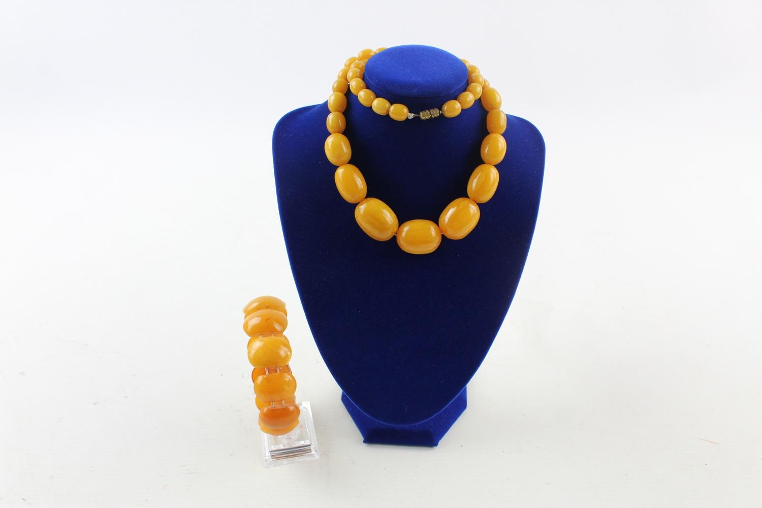 Collection of Vintage & Retro BAKELITE jewellery PLEASE SEE ALL PHOTOS All in worn, true vintage