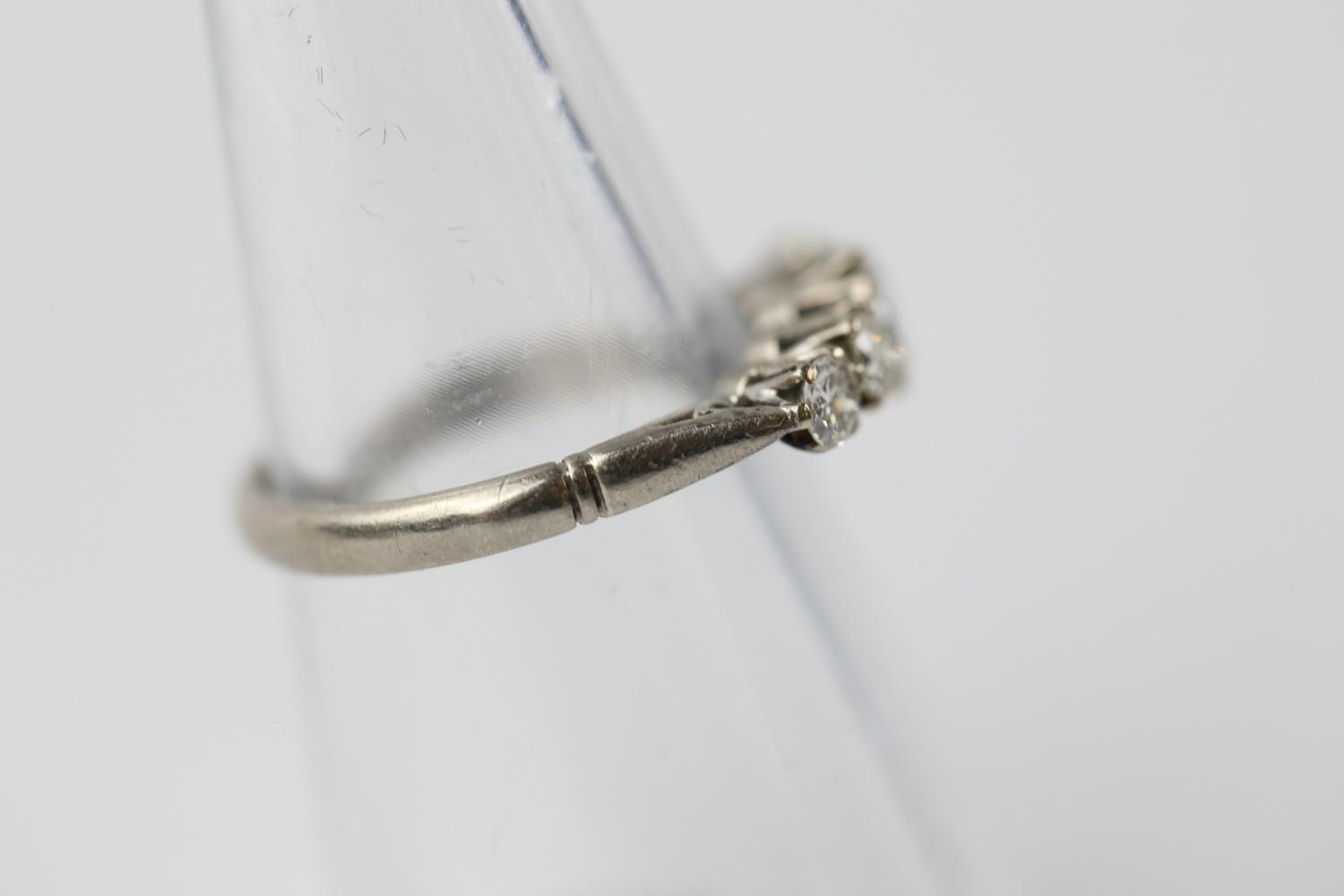 18kt White gold graduated diamond five stone, half eternity ring - Image 4 of 4