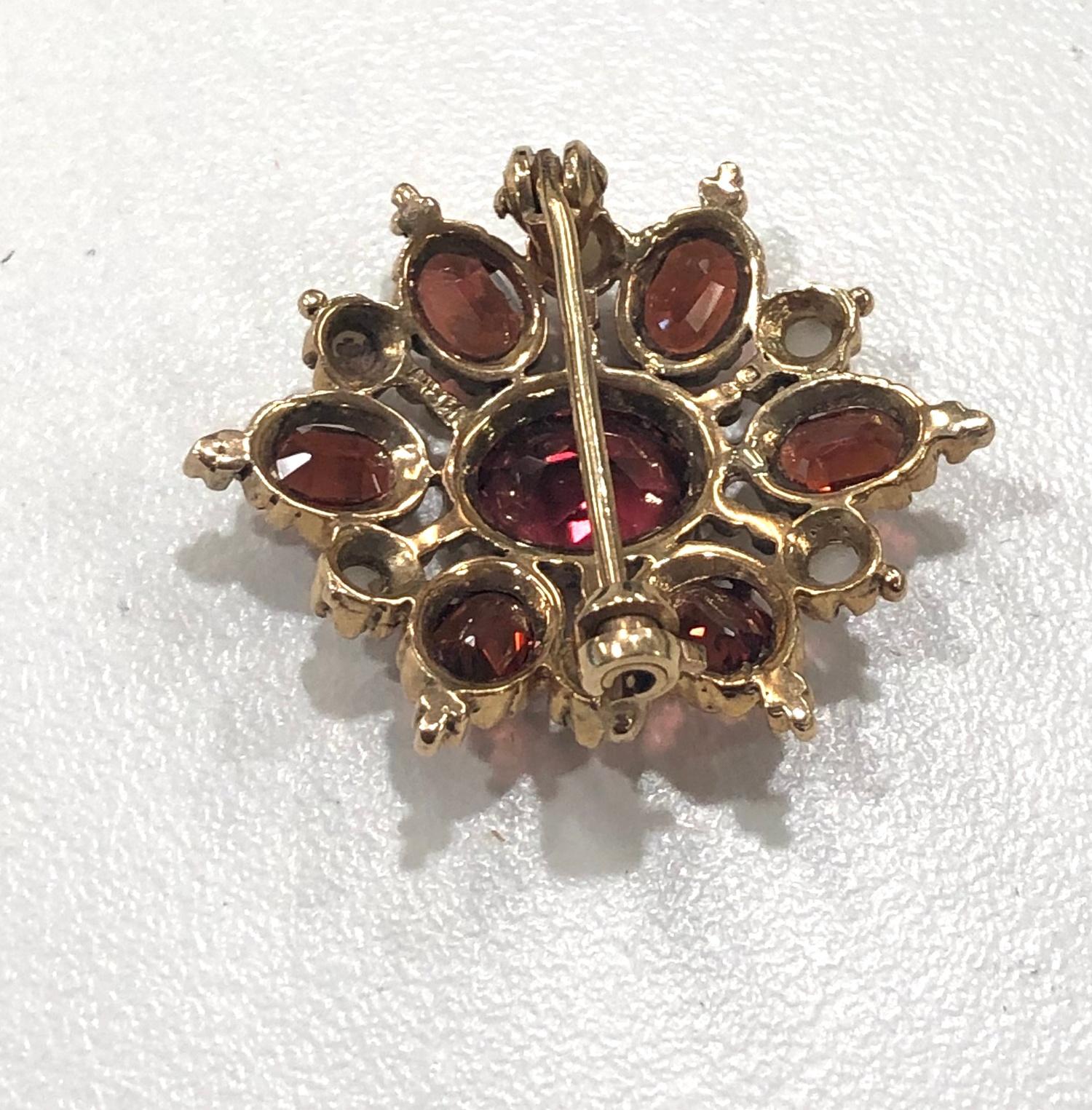 Vintage 1985 9ct gold Pyrope garnet and seed pearl brooch - Image 3 of 3