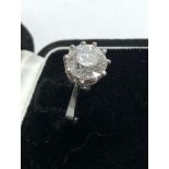 Fine 2.5ct diamond ring sone measures approx 9mm dia set in platinum