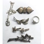 Selection of antique / vintage silver jewellery